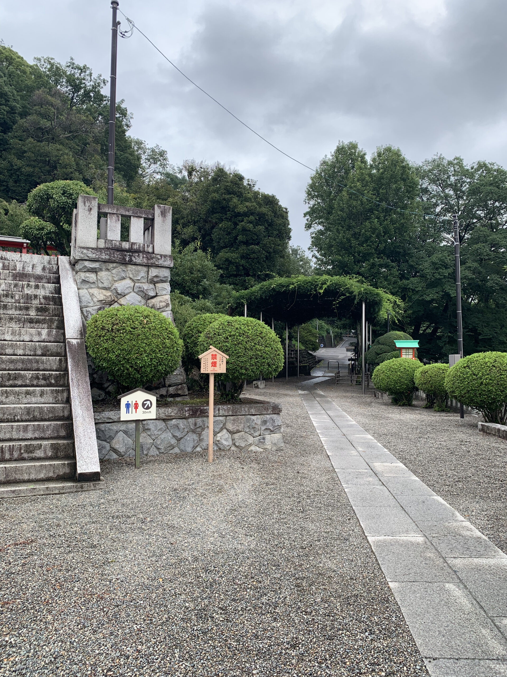 足利織姫神社境内のトイレまで30メートルを示す案内標識