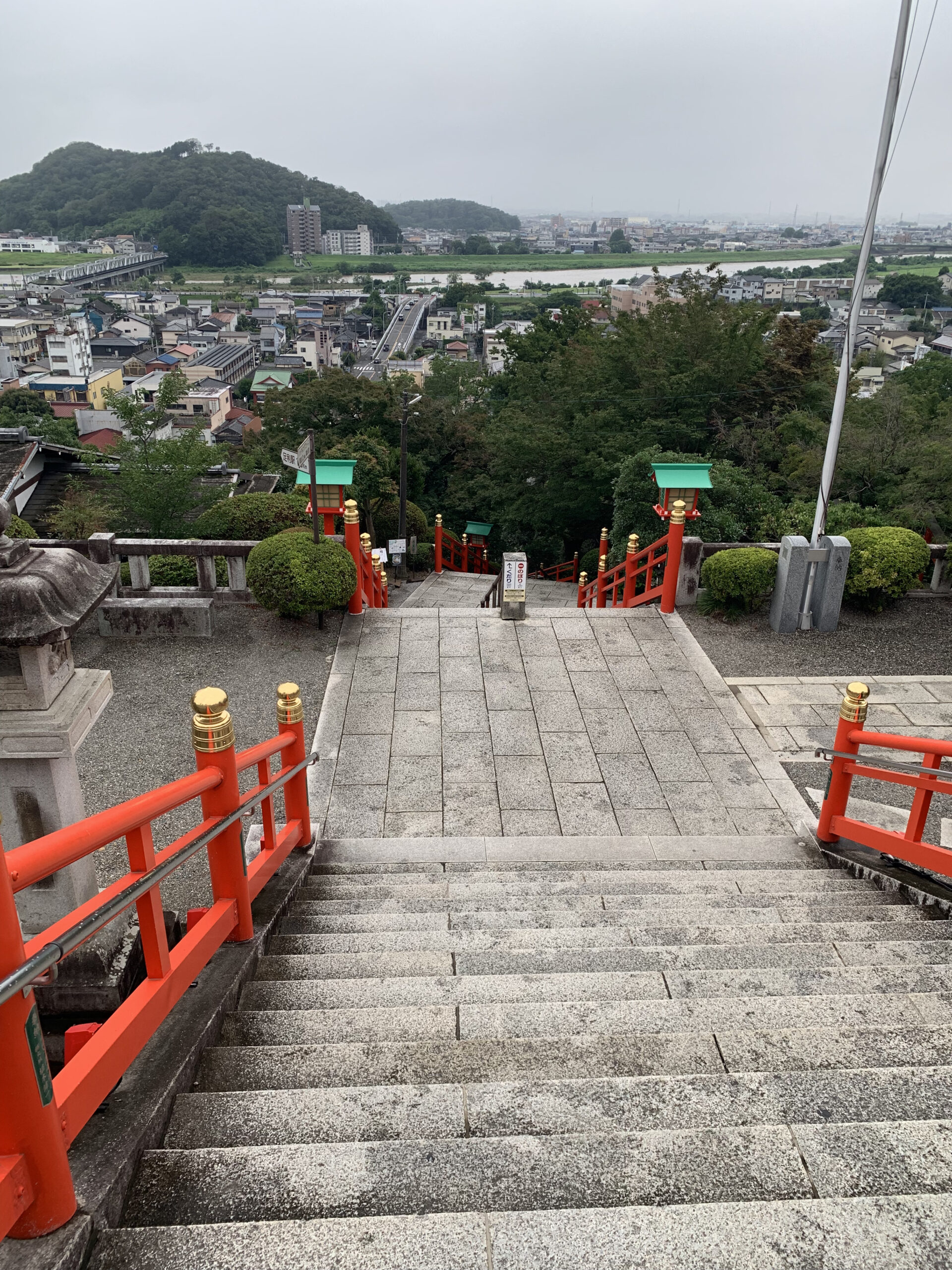 濡れた石段の上から見た足利市街と渡良瀬川