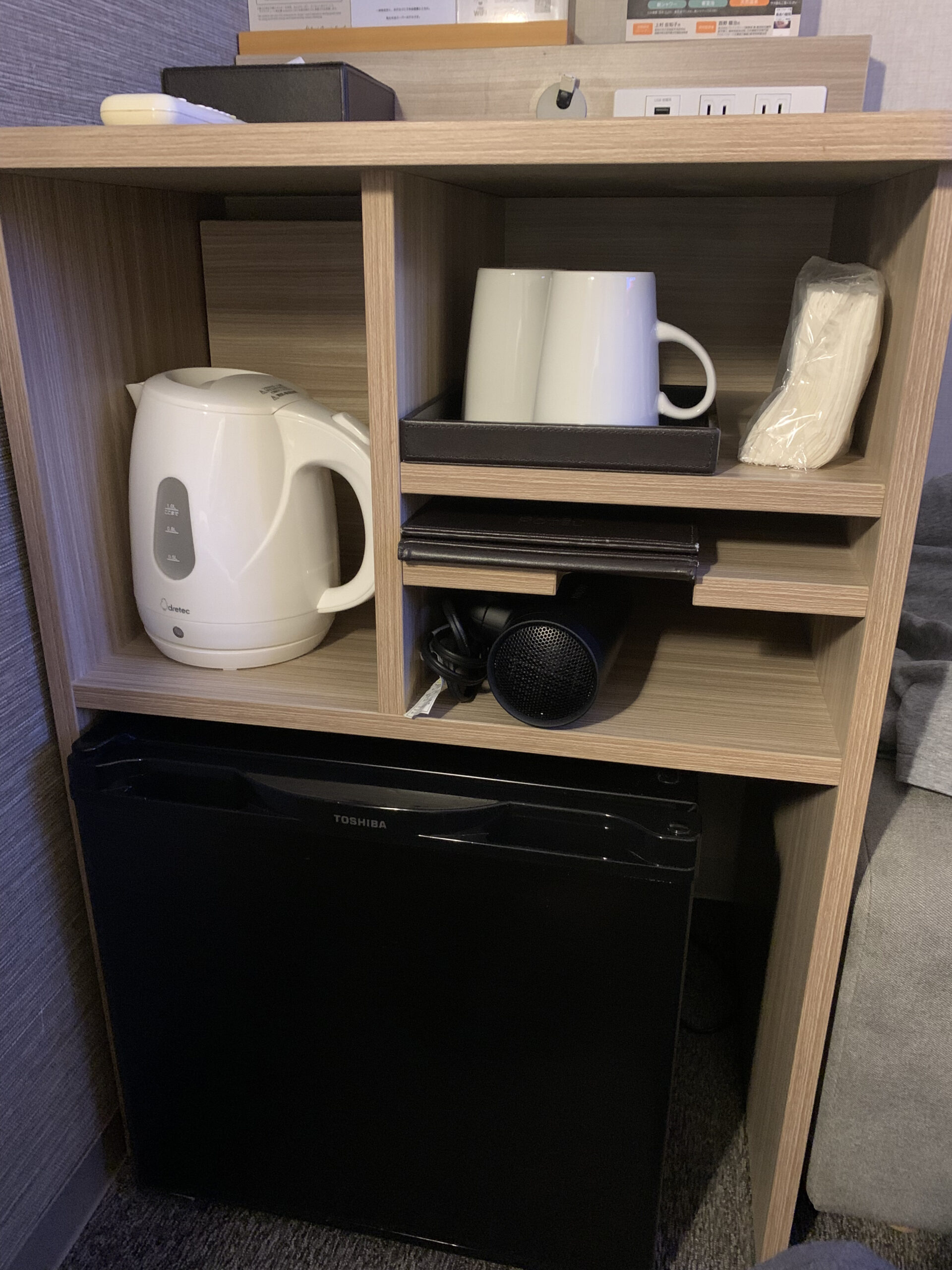 客室に備え付けられた電気ケトル、マグカップ、ドライヤー、冷蔵庫