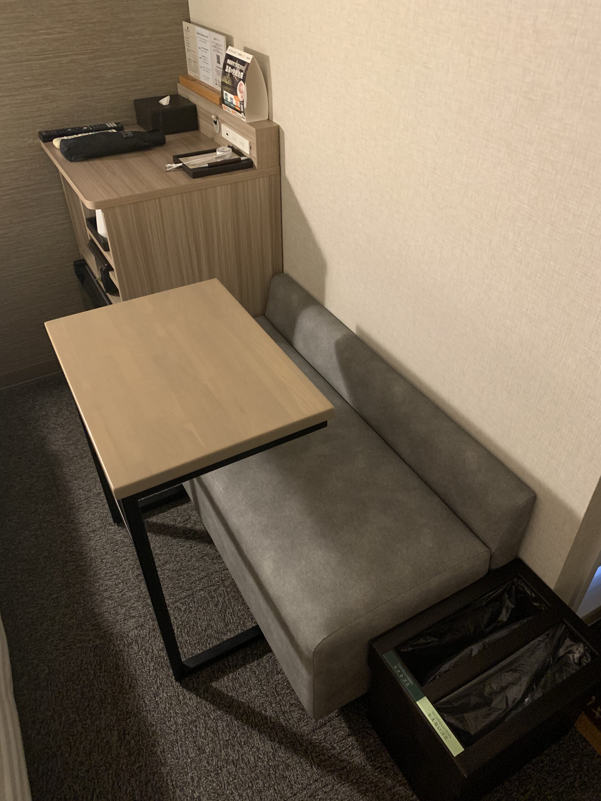 スーパーホテル佐野藤岡の客室にあるソファとテーブル