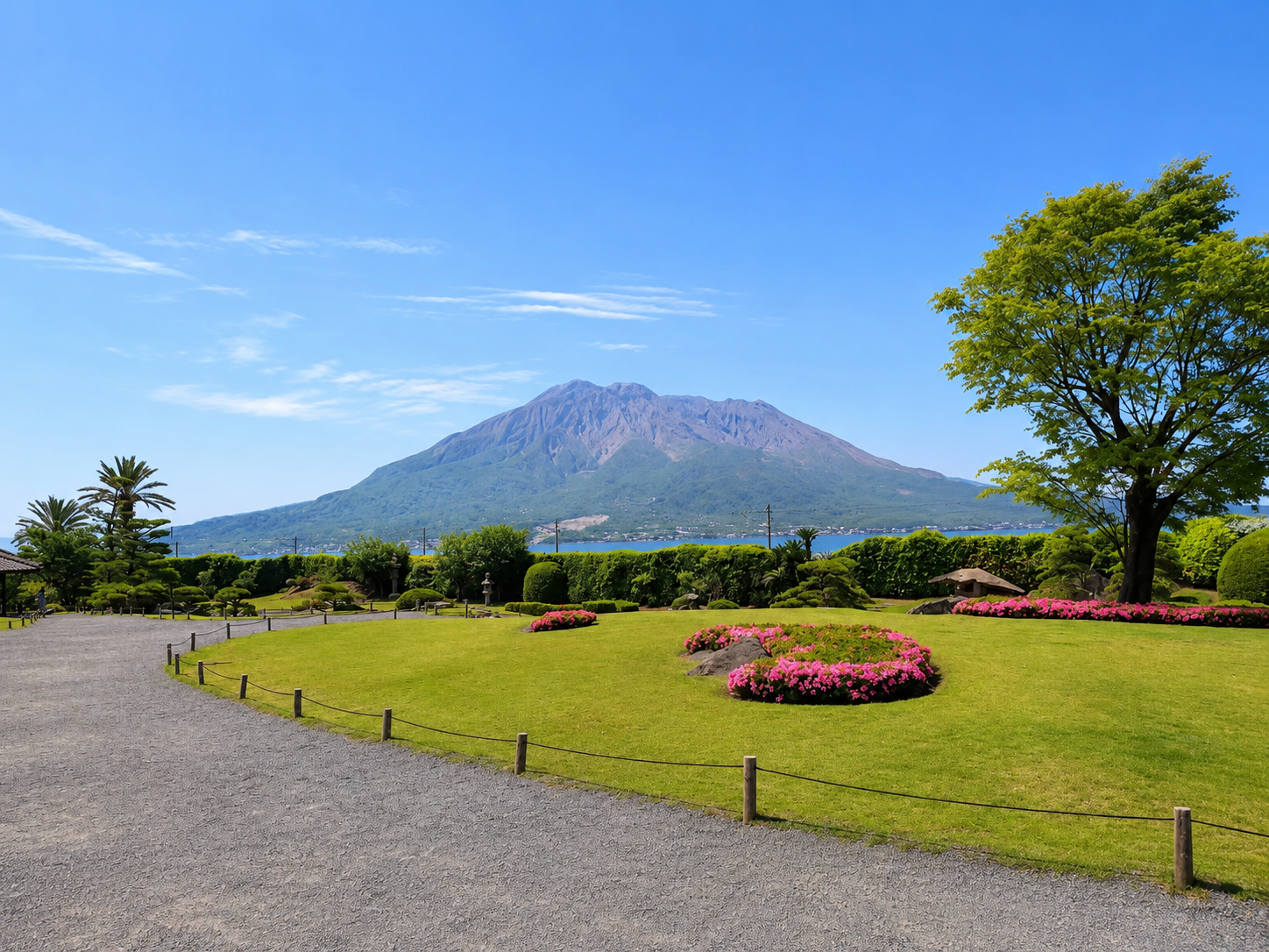 仙巌園の庭園越しに桜島を望む鹿児島らしい景色