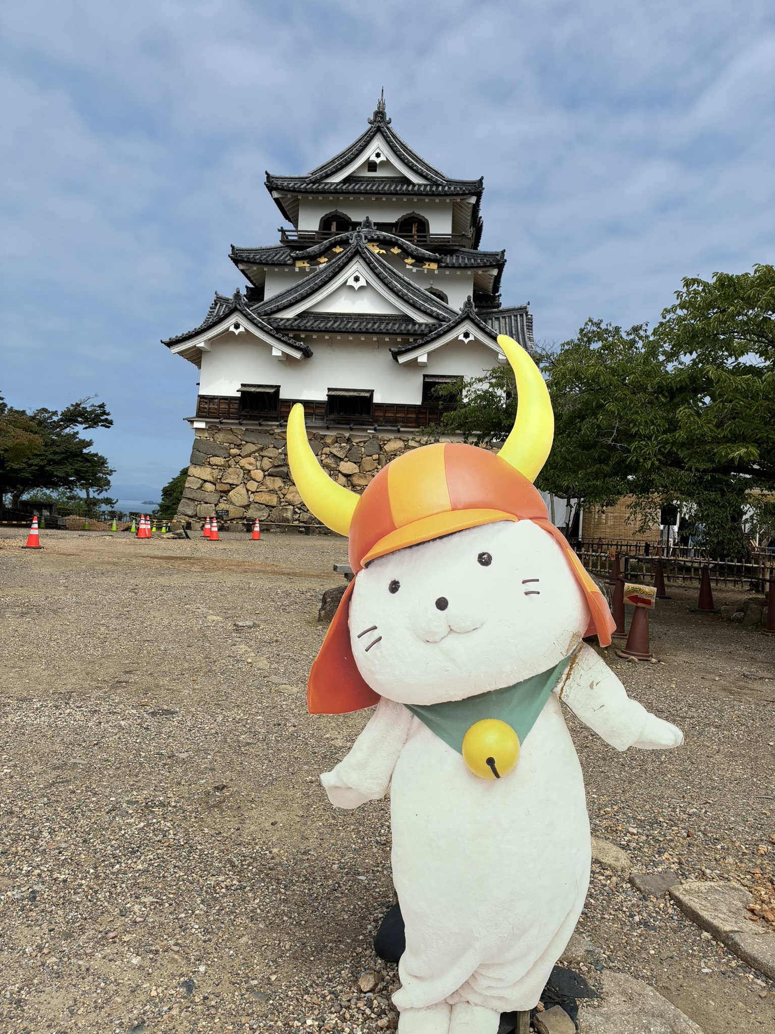 彦根城天守を背景にしたひこにゃん