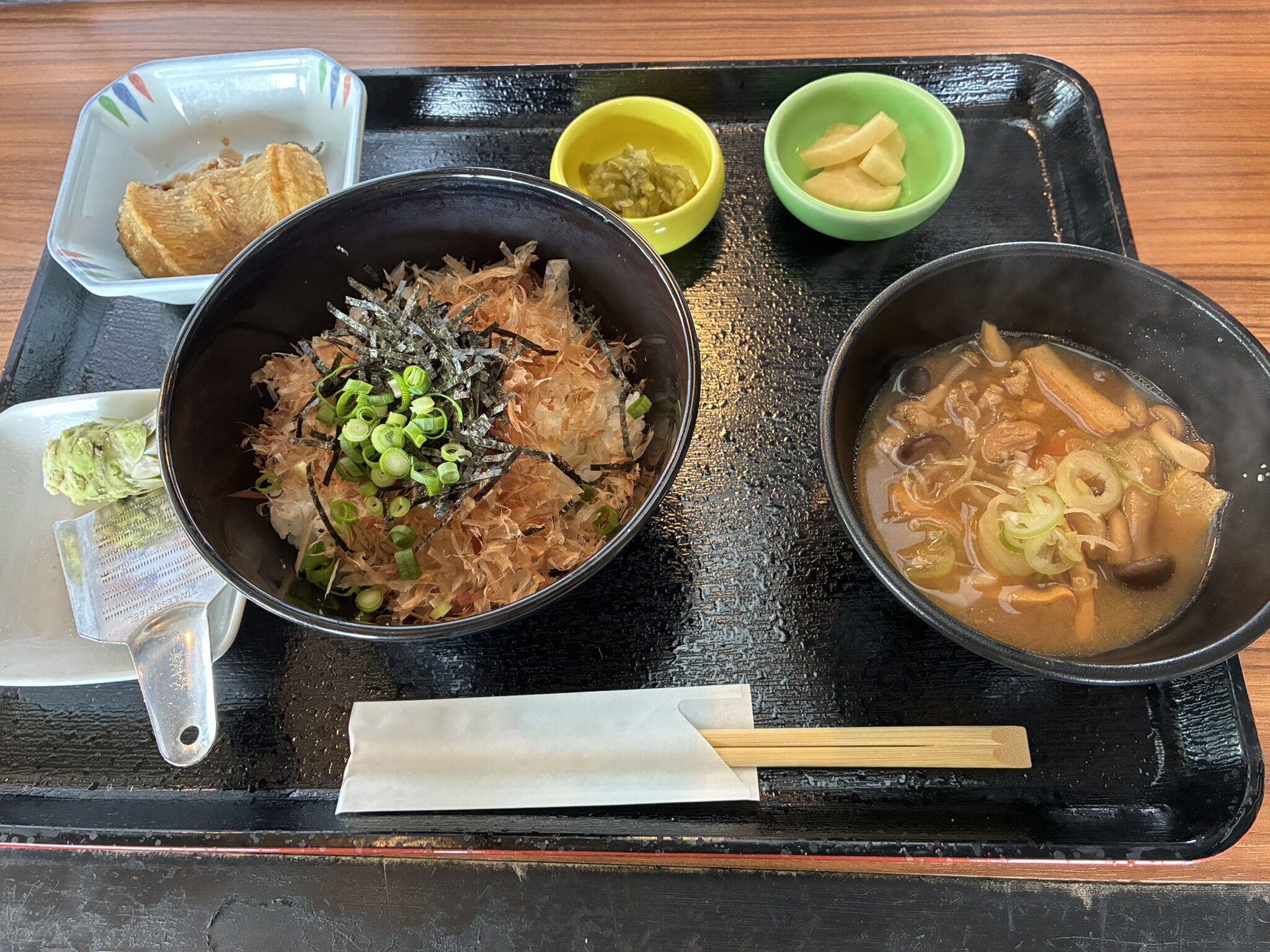 大王庵で注文した湧水飯本わさび飯と汁物や小鉢