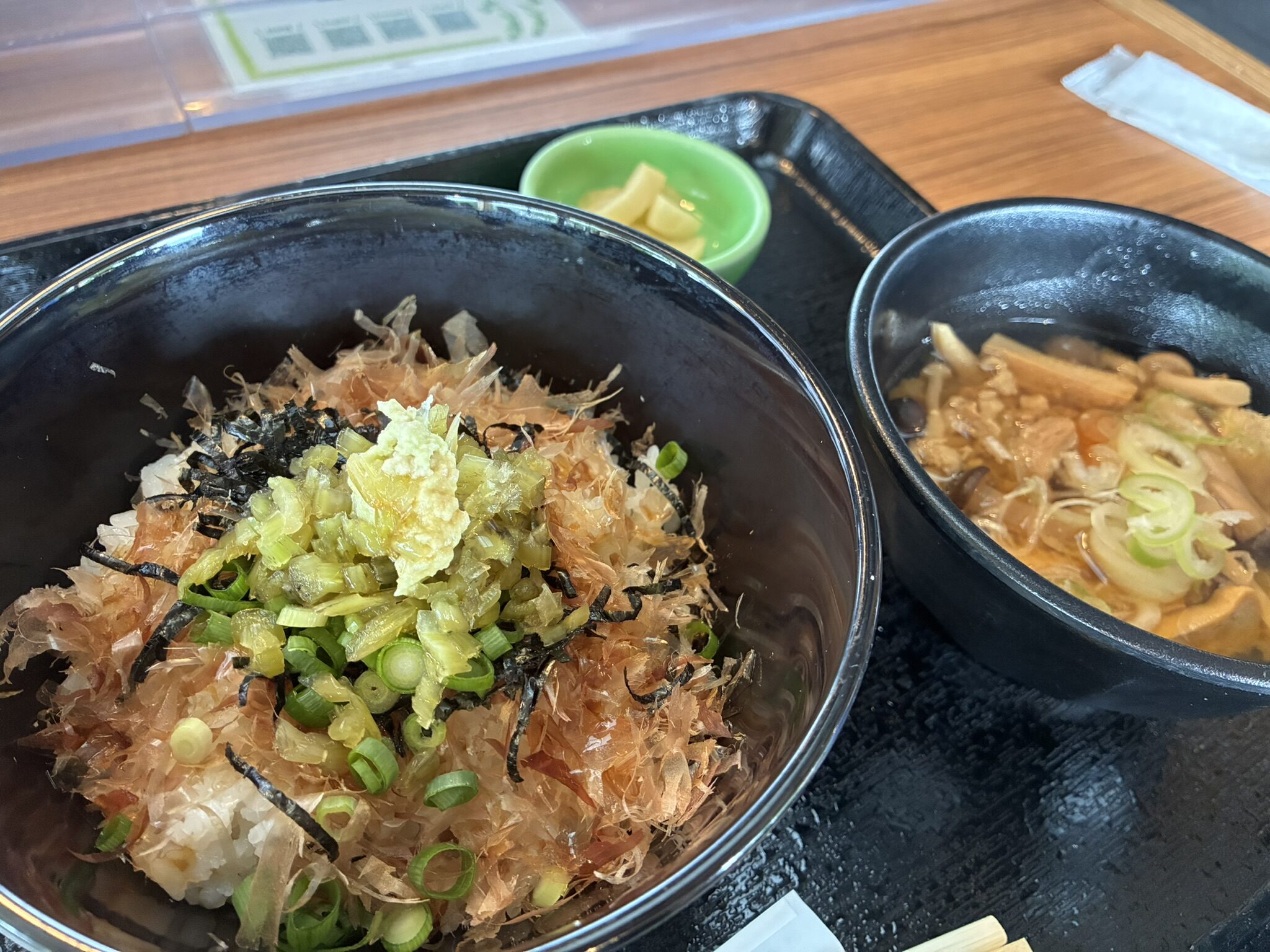 すりおろした本わさびと薬味をのせた大王庵のわさび飯