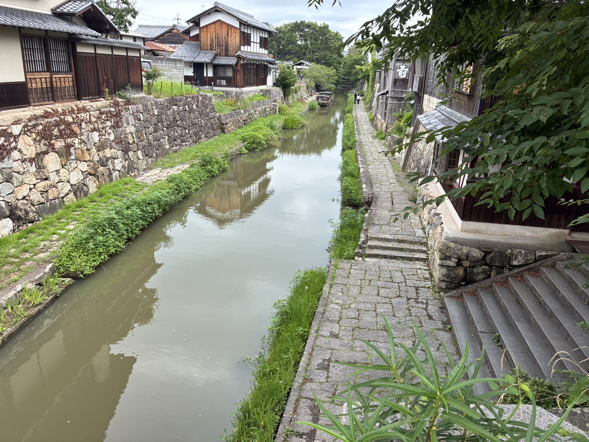 近江八幡の水路沿いに残る石垣と町家の風景