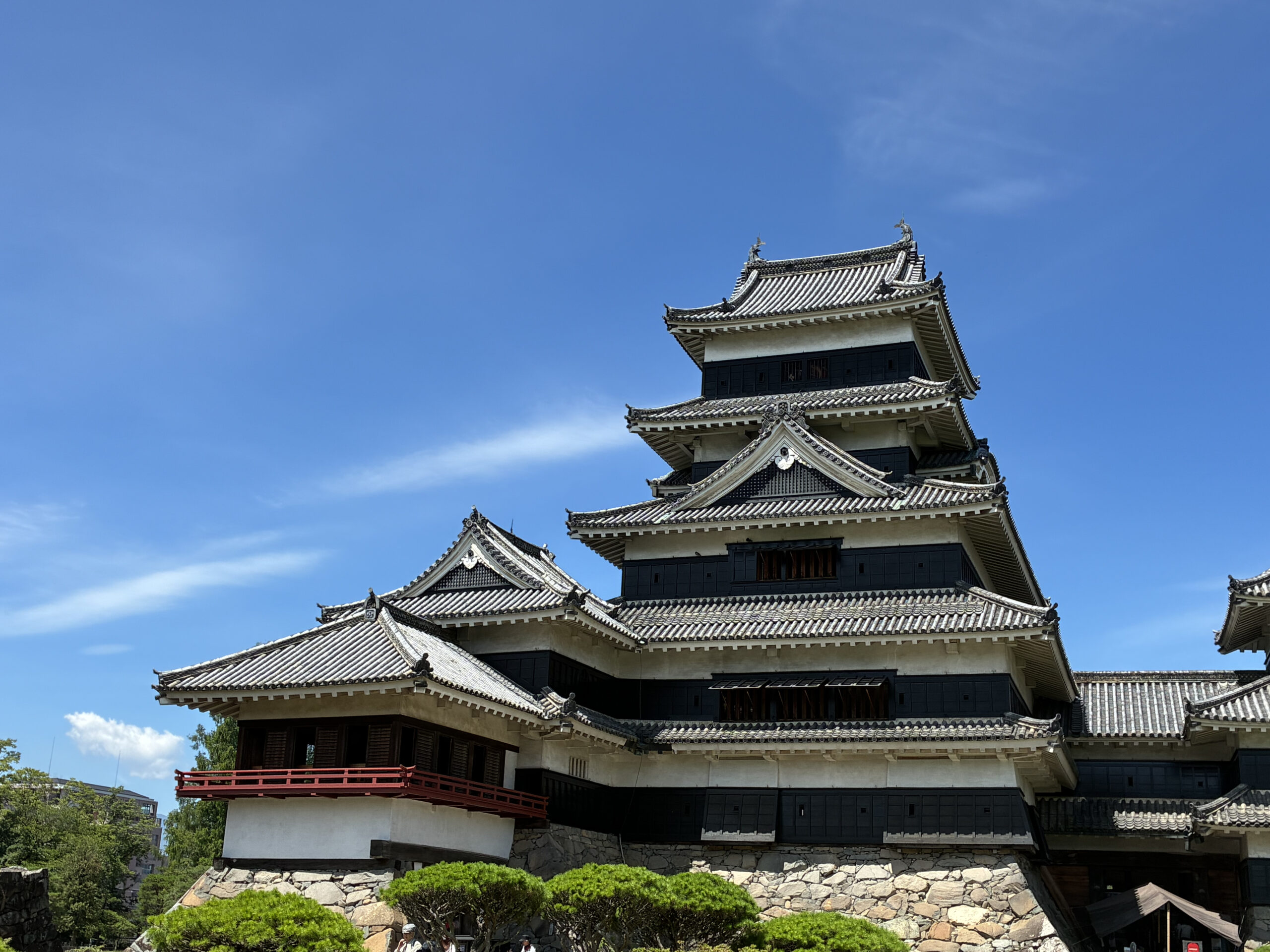 青空の下にそびえる国宝松本城の天守