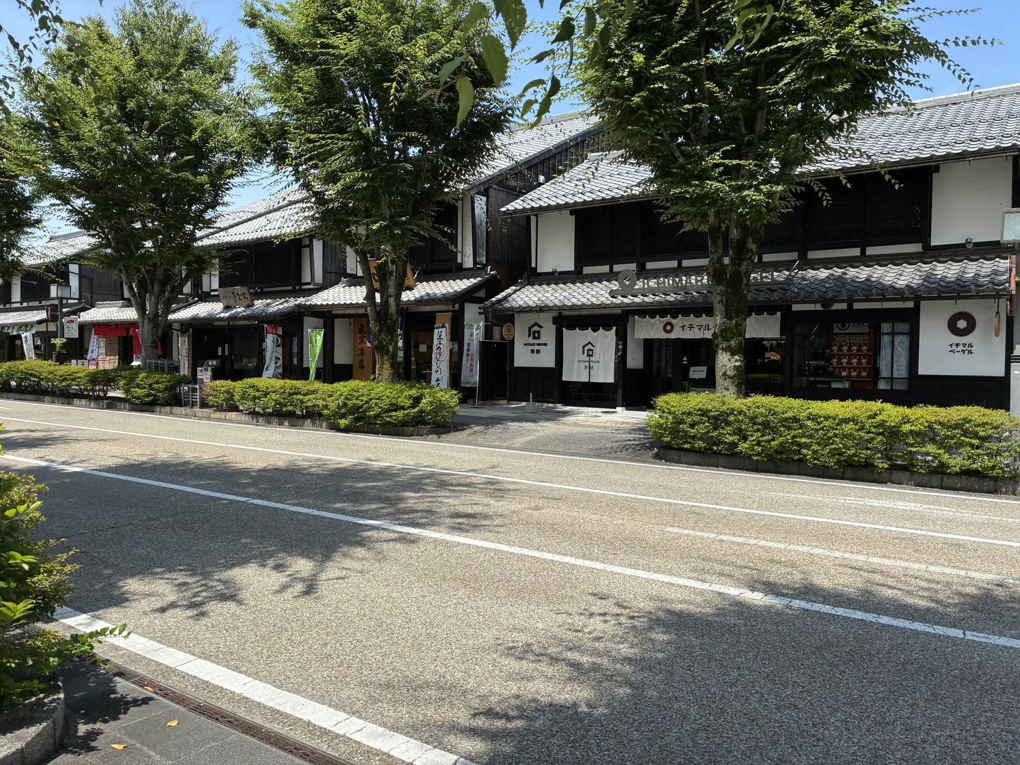 夢京橋キャッスルロードに並ぶ白壁と黒格子の町家風の建物