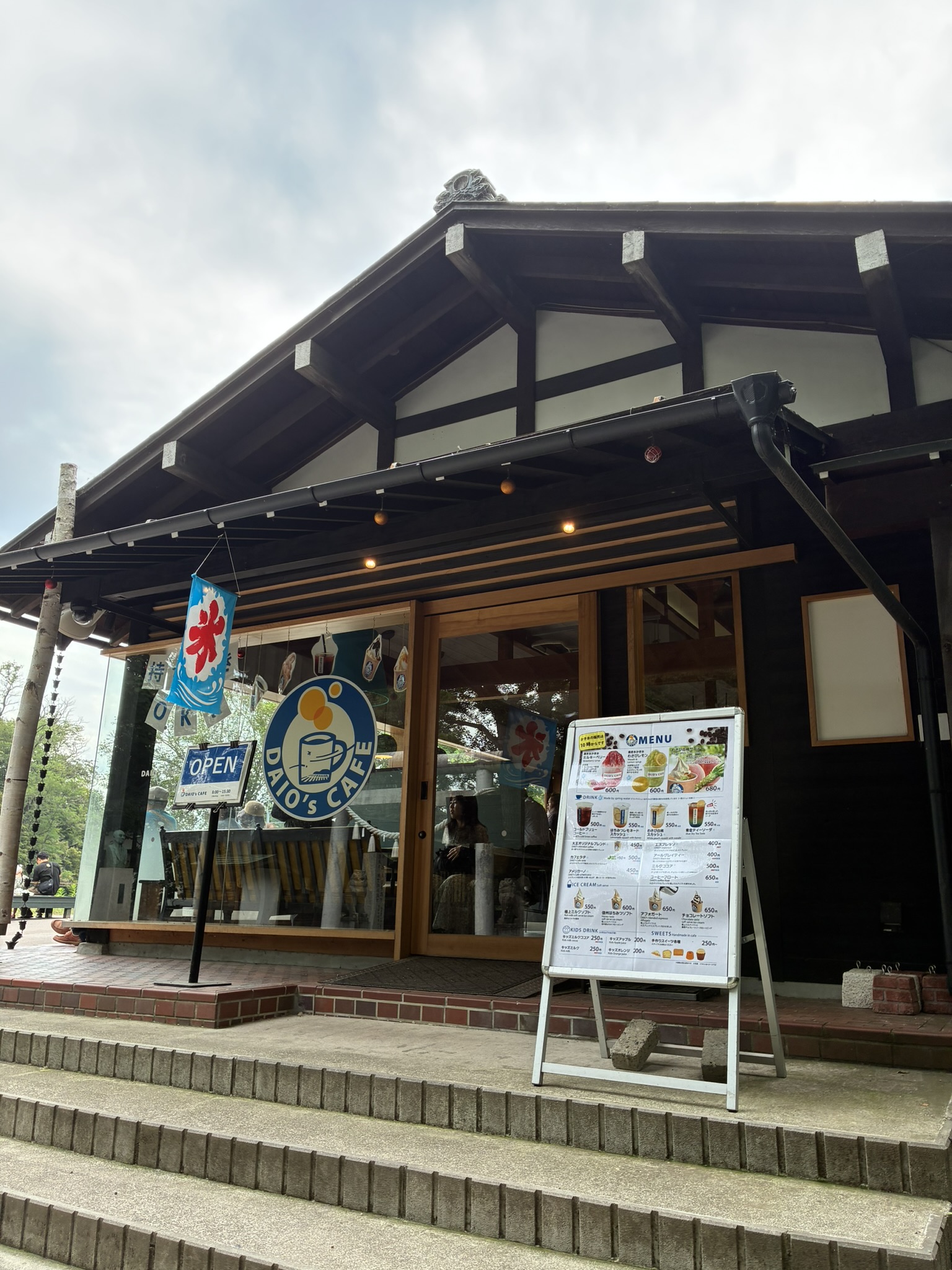 大王わさび農場内にあるDAIO'S CAFEの外観