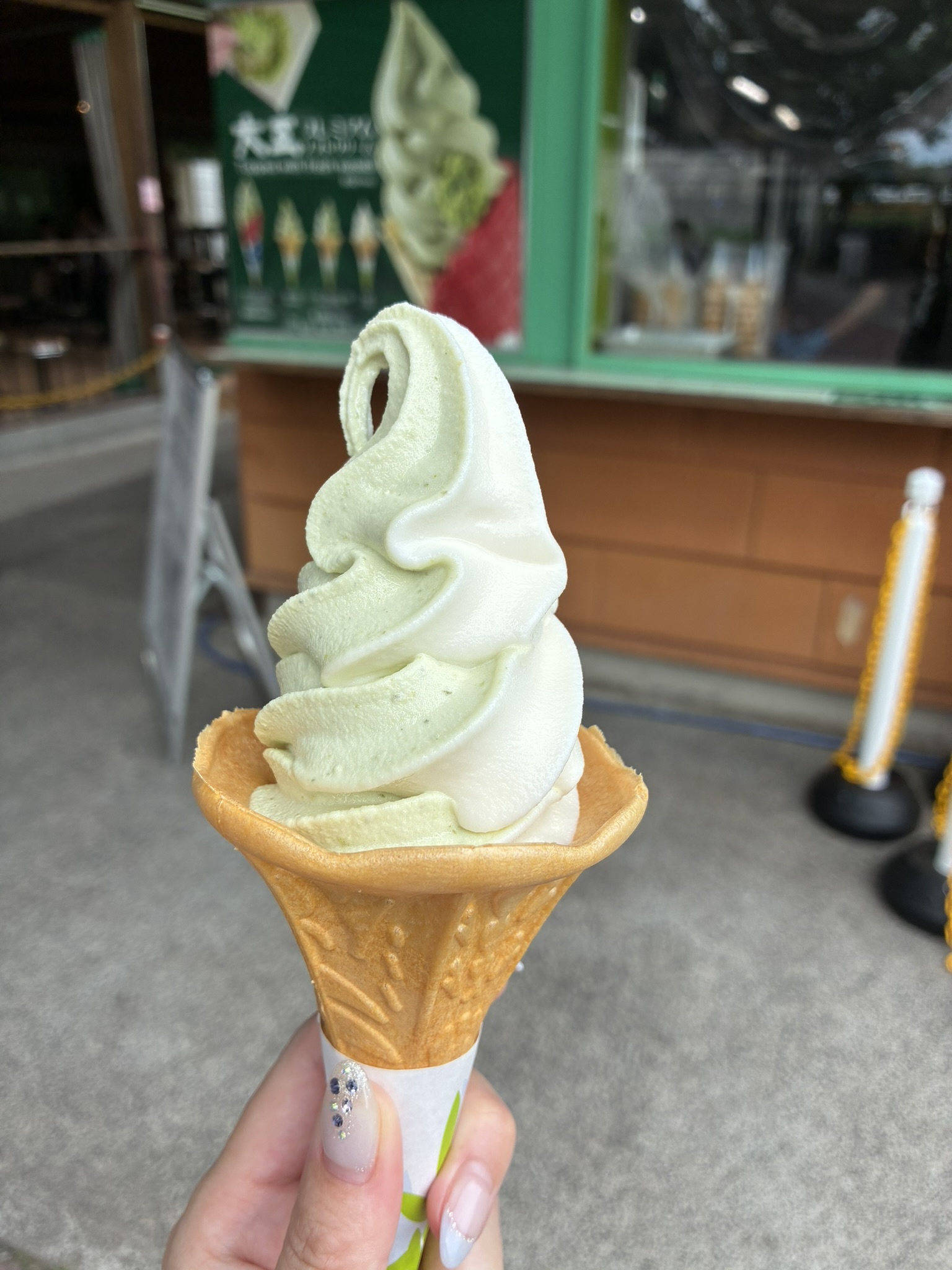 大王わさび農場で購入したわさび味とバニラのミックスソフトクリーム