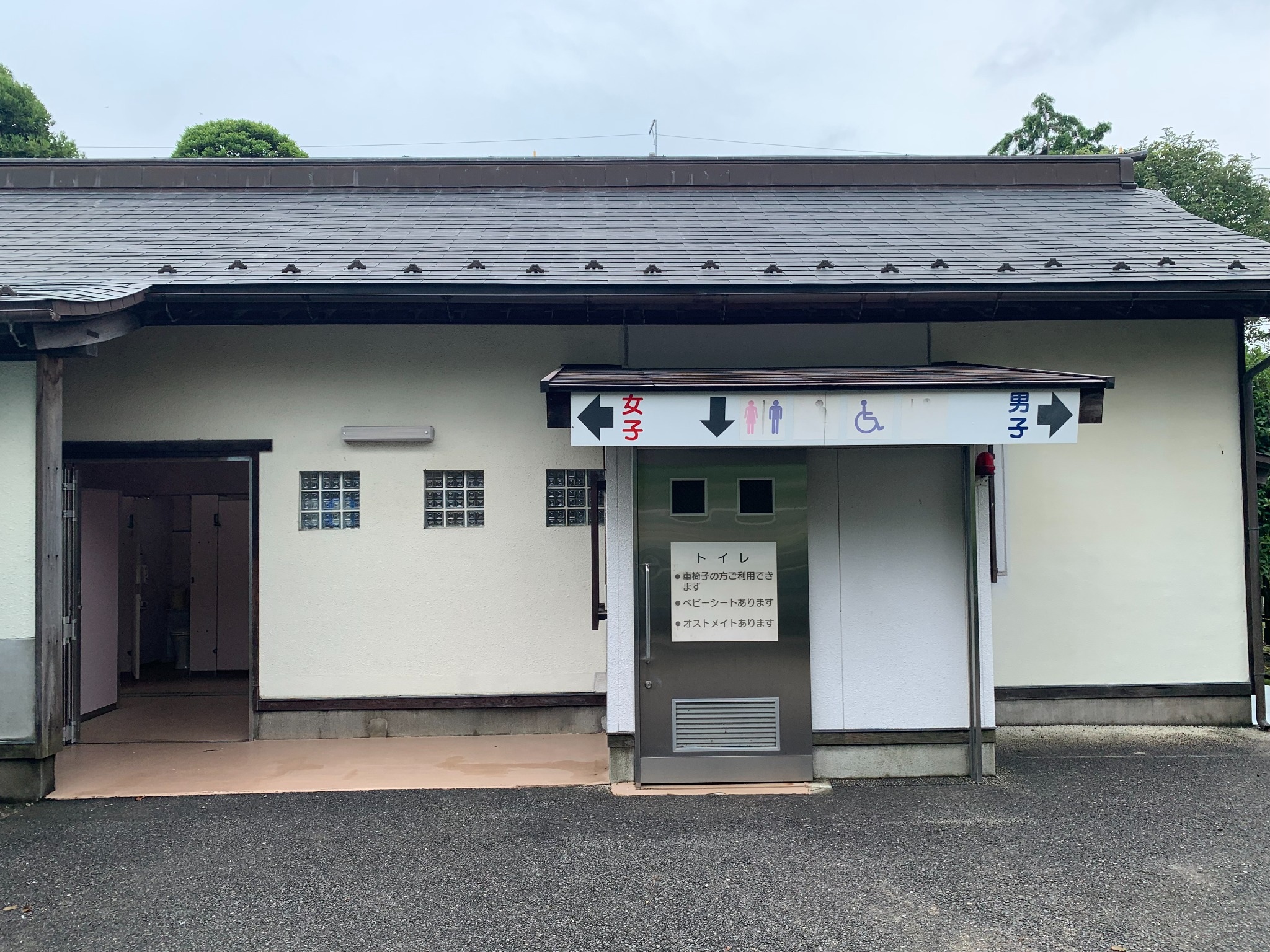 佐野厄除け大師の境内にある男女別トイレと多目的トイレの案内