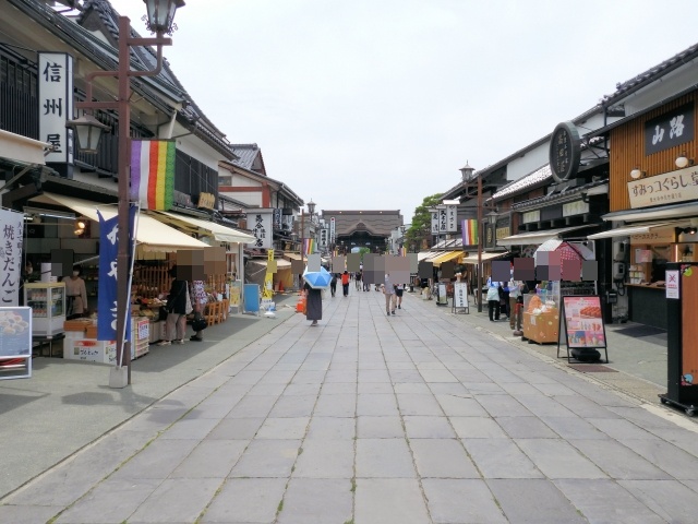 善光寺の山門へ続く仲見世通りと土産店
