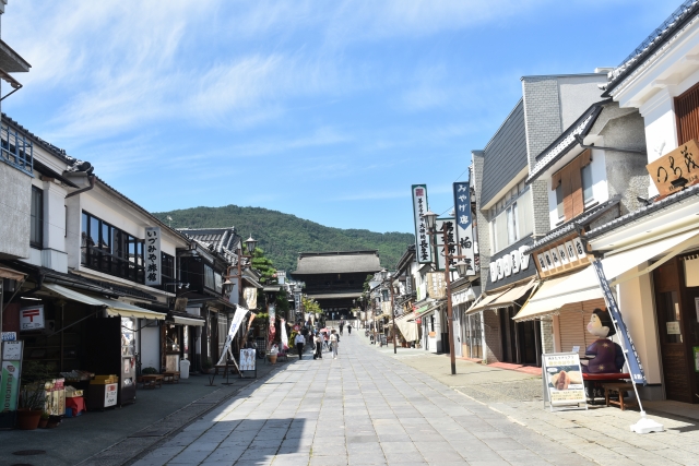 善光寺の仲見世通りに並ぶ飲食店や土産店