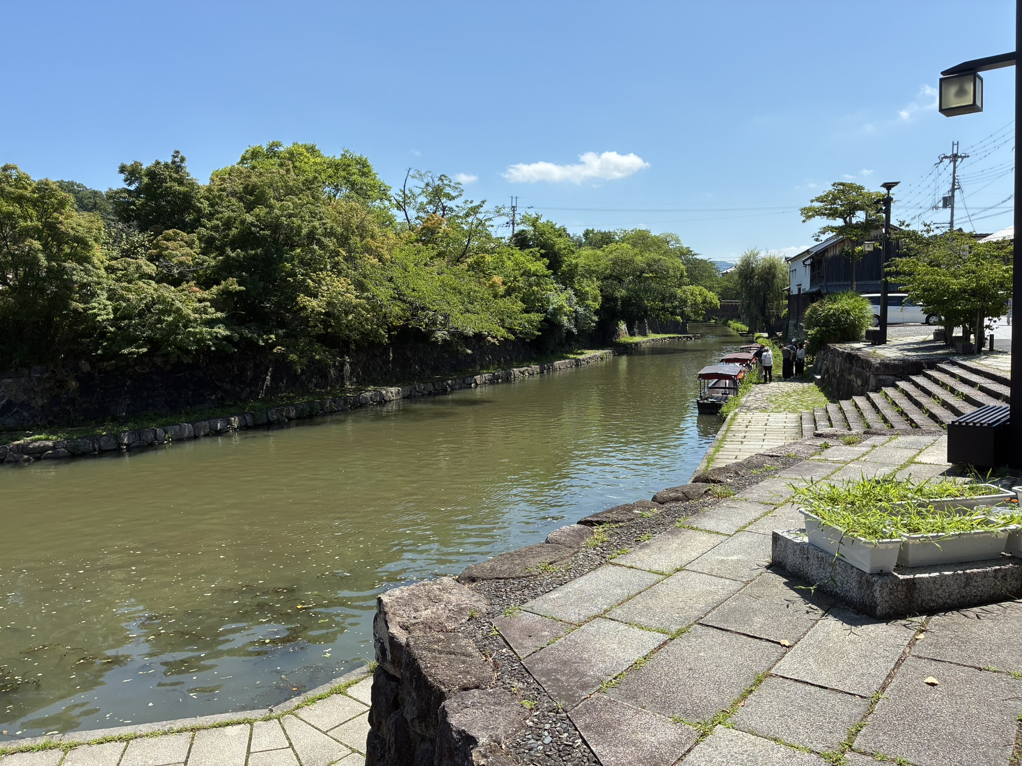 石垣と木々に囲まれた八幡堀と舟の風景