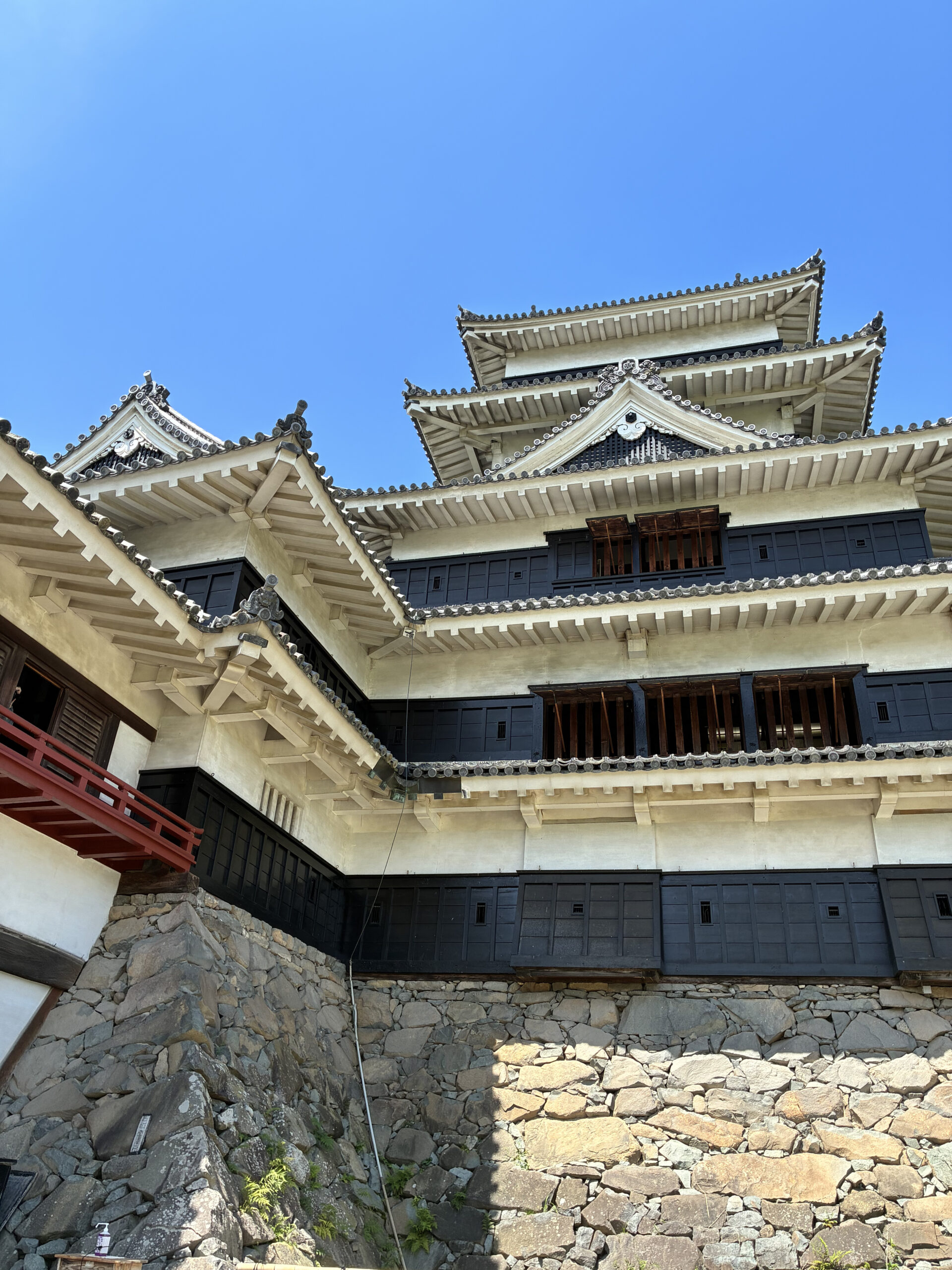 松本城天守の出口付近から見上げた建物と石垣