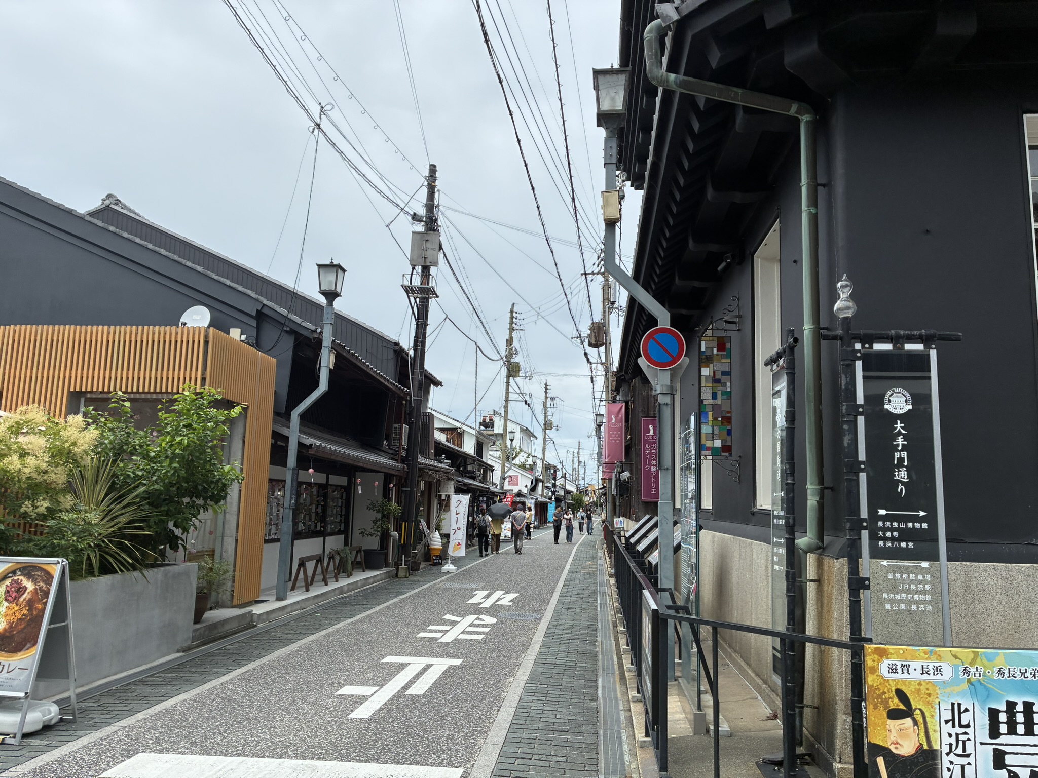 黒壁スクエアの店舗が並ぶ長浜大手門通りの町並み