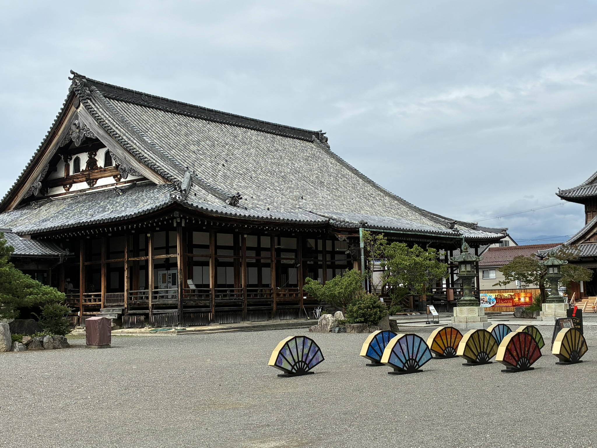 扇形オブジェが並ぶ長浜別院大通寺の境内と本堂