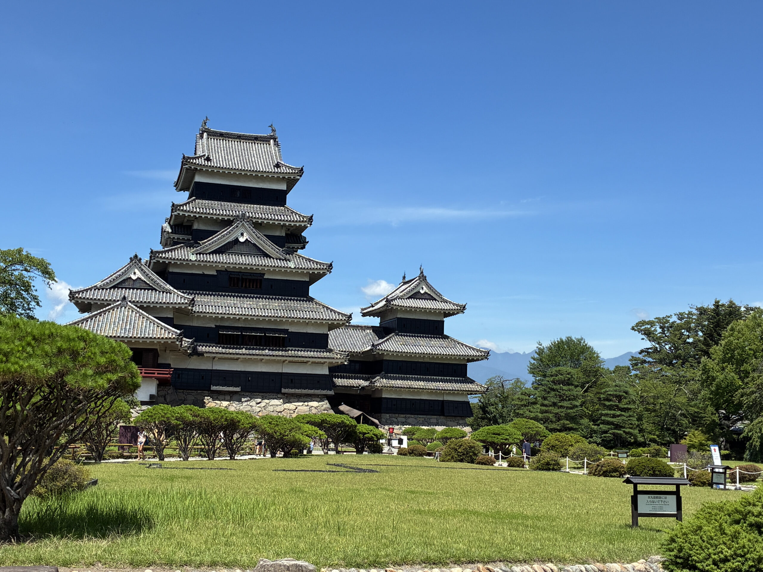 本丸庭園から眺めた国宝松本城の天守全体