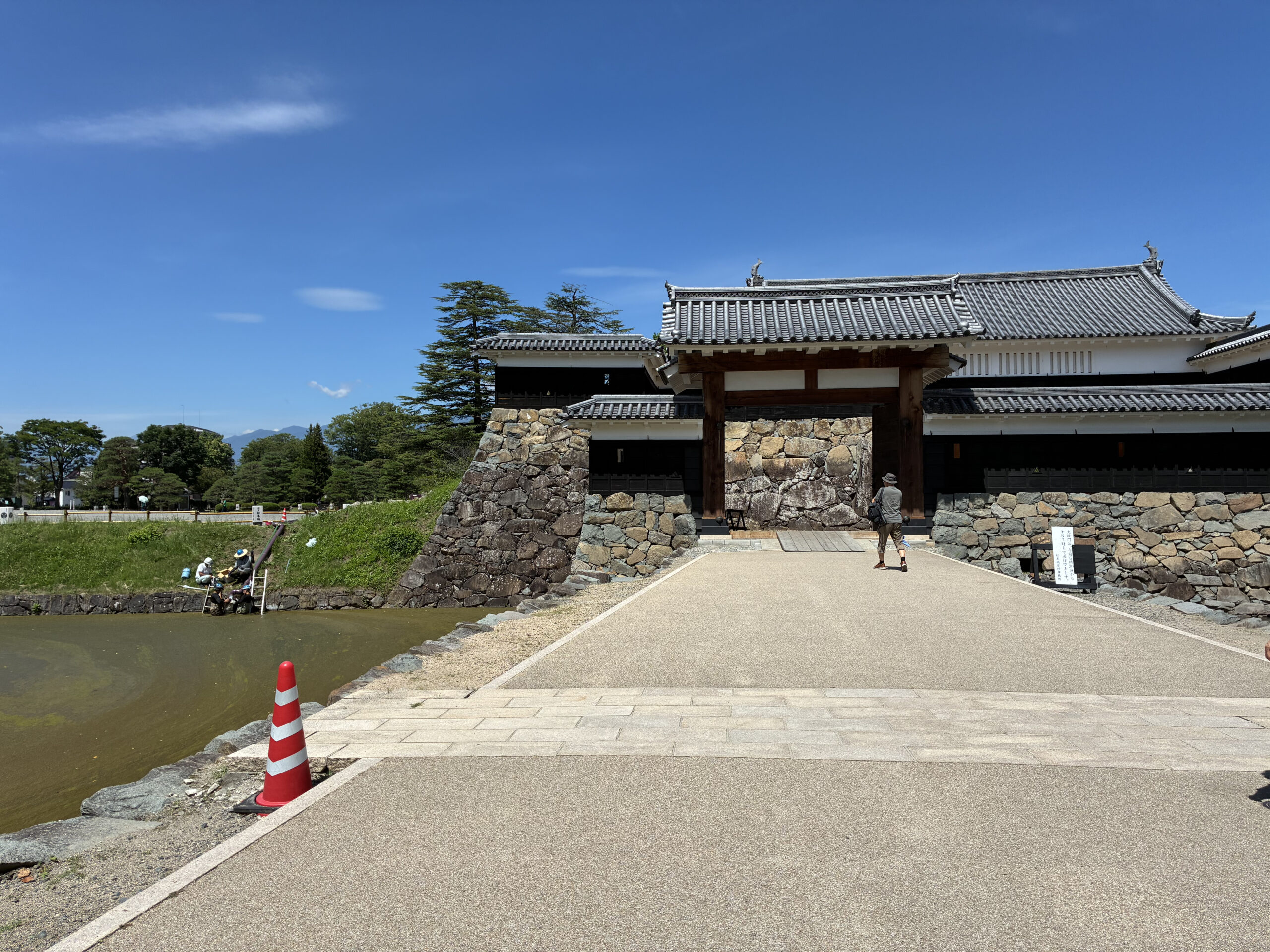 松本城の太鼓門と城内へ続く通路