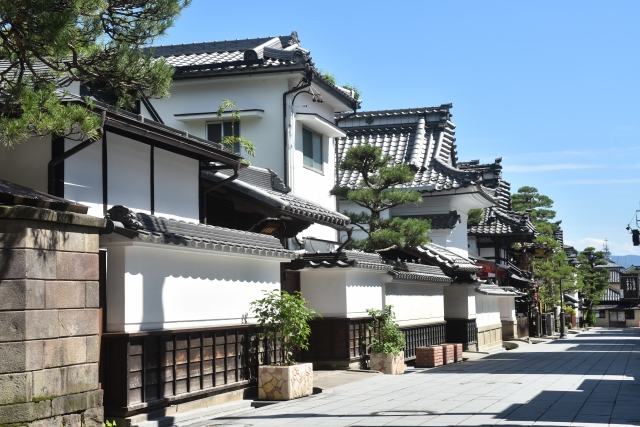 善光寺周辺に並ぶ白壁と瓦屋根の宿坊