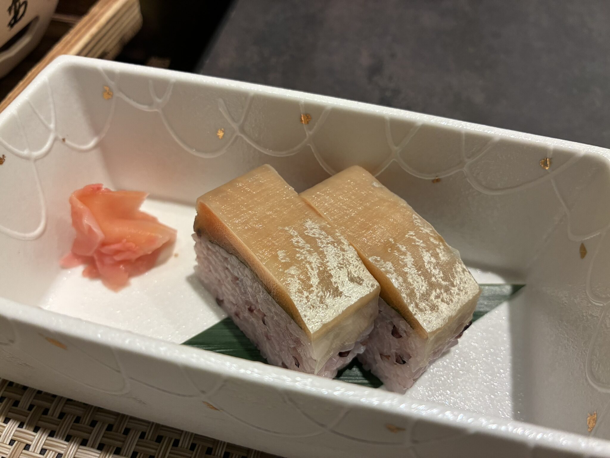 琵琶鱒と古代米を使った寿司