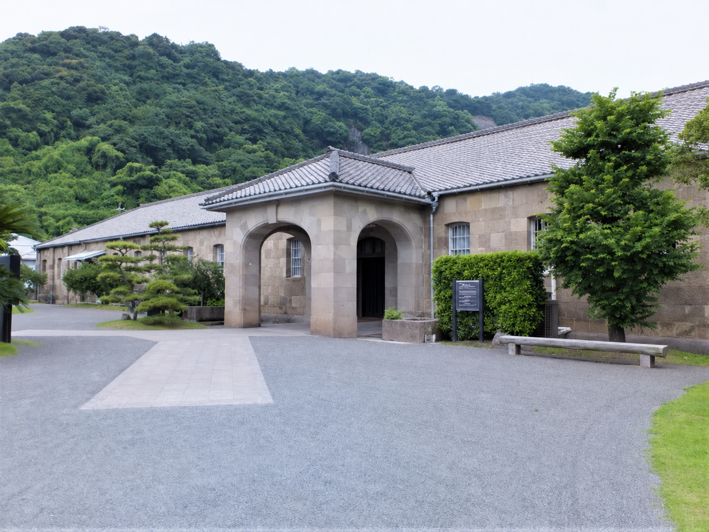 仙巌園に隣接する尚古集成館の外観