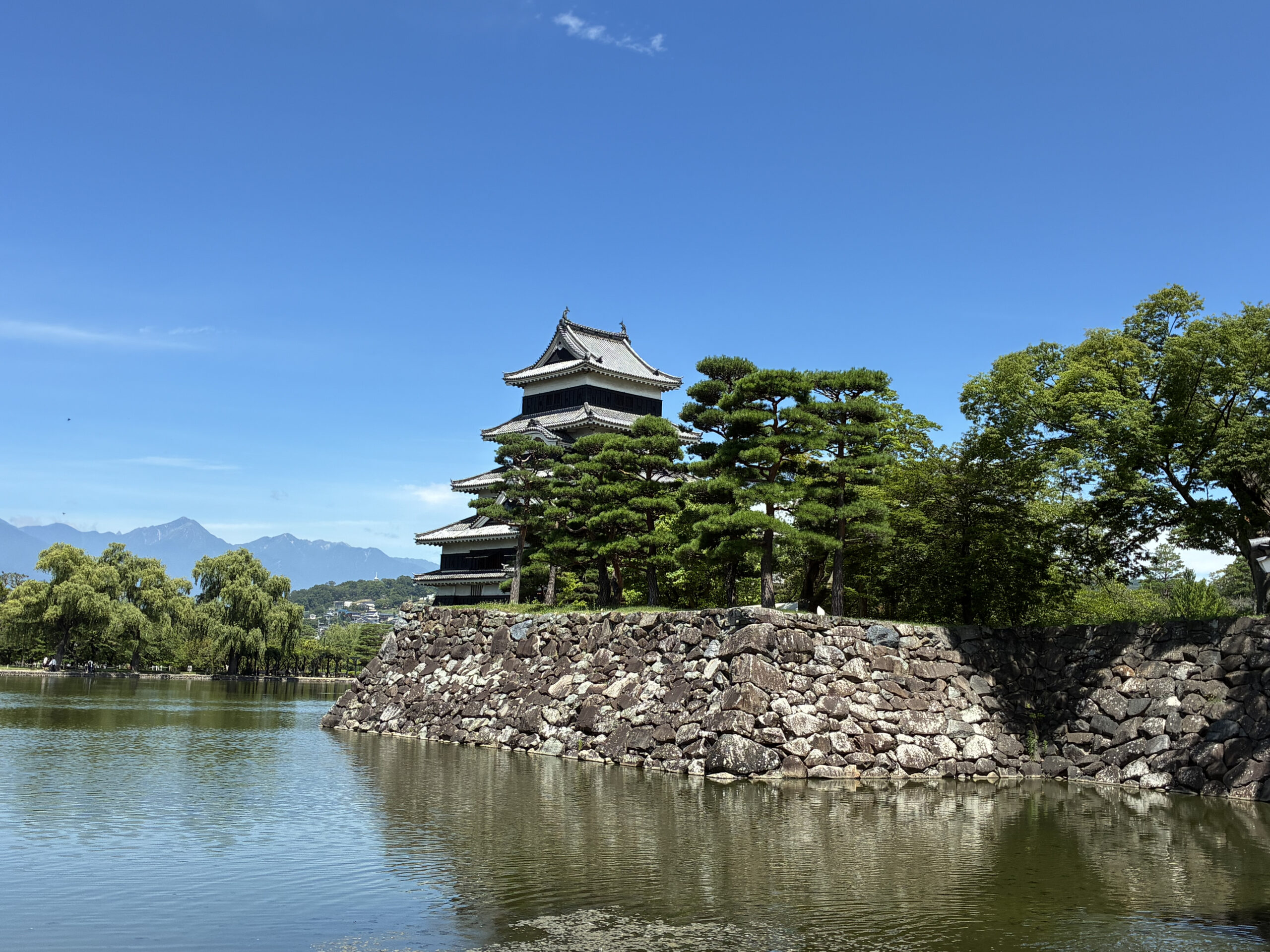 堀越しに国宝松本城と北アルプスを望む風景