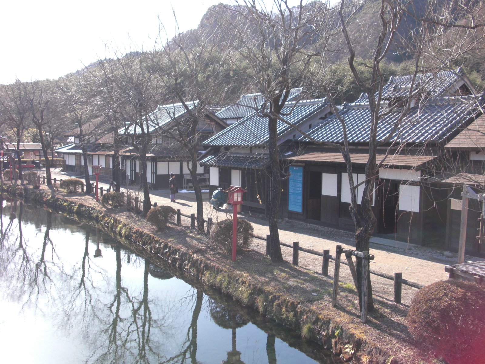 日光江戸村の水辺と江戸の町並み