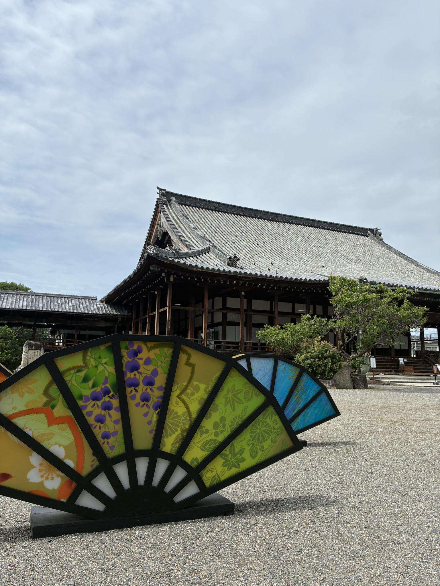大通寺本堂前に展示された色鮮やかな扇形オブジェ