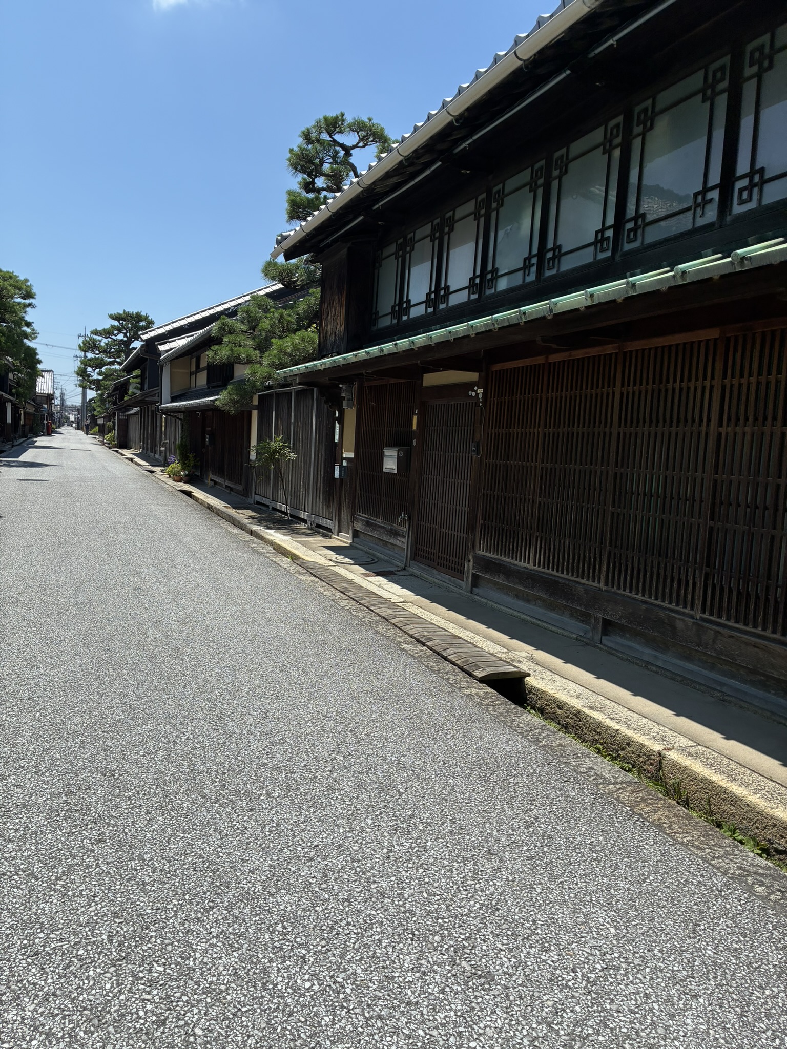 木造の町家が並ぶ近江八幡の静かな散策路