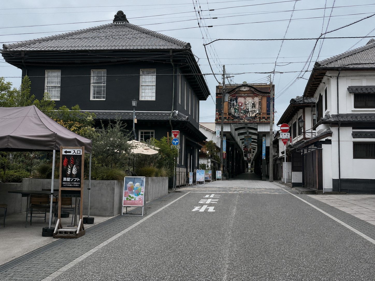 長浜大手門通りの入口に立つ曳山装飾のアーケード