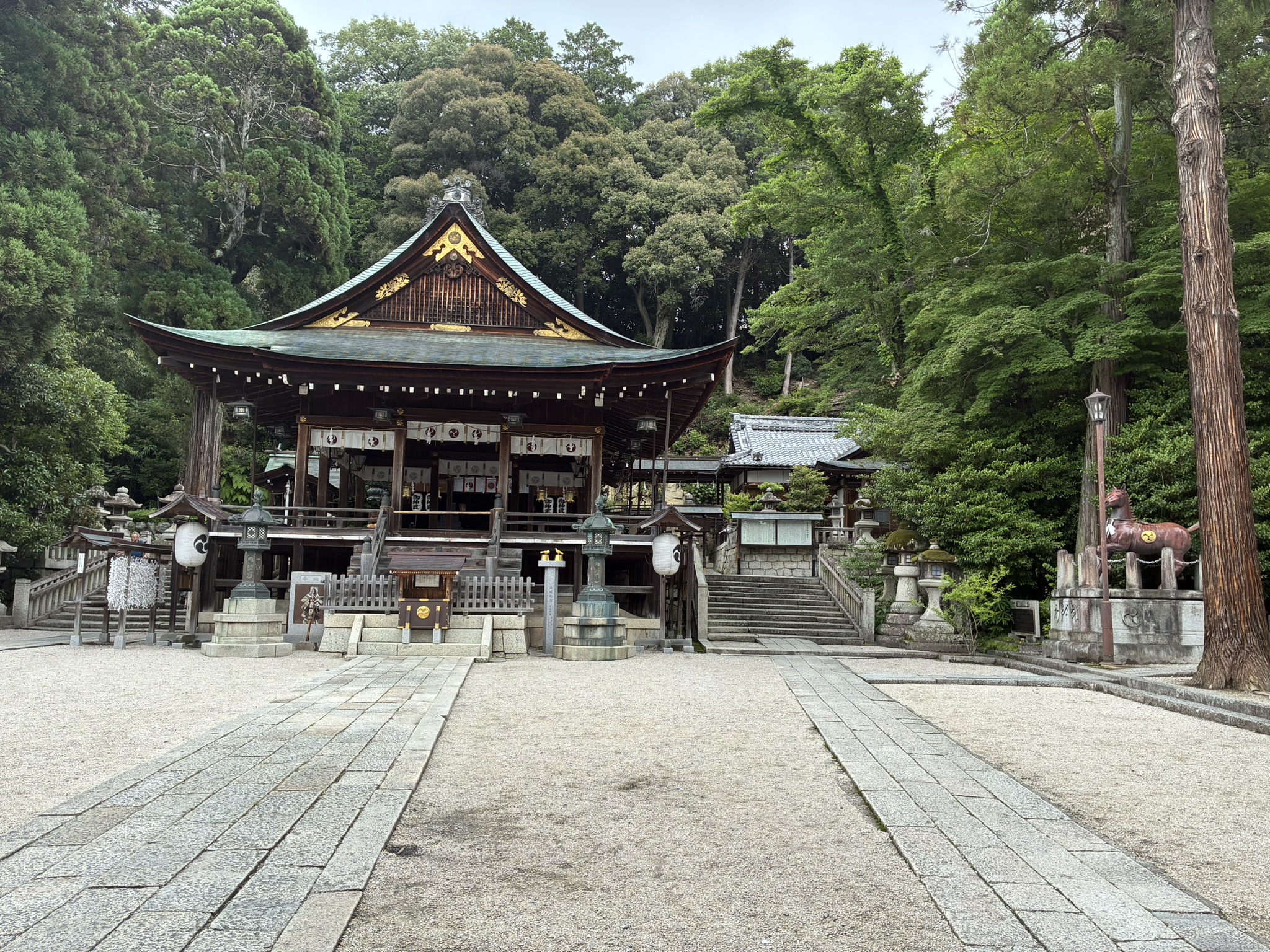 木々に囲まれた日牟禮八幡宮の拝殿