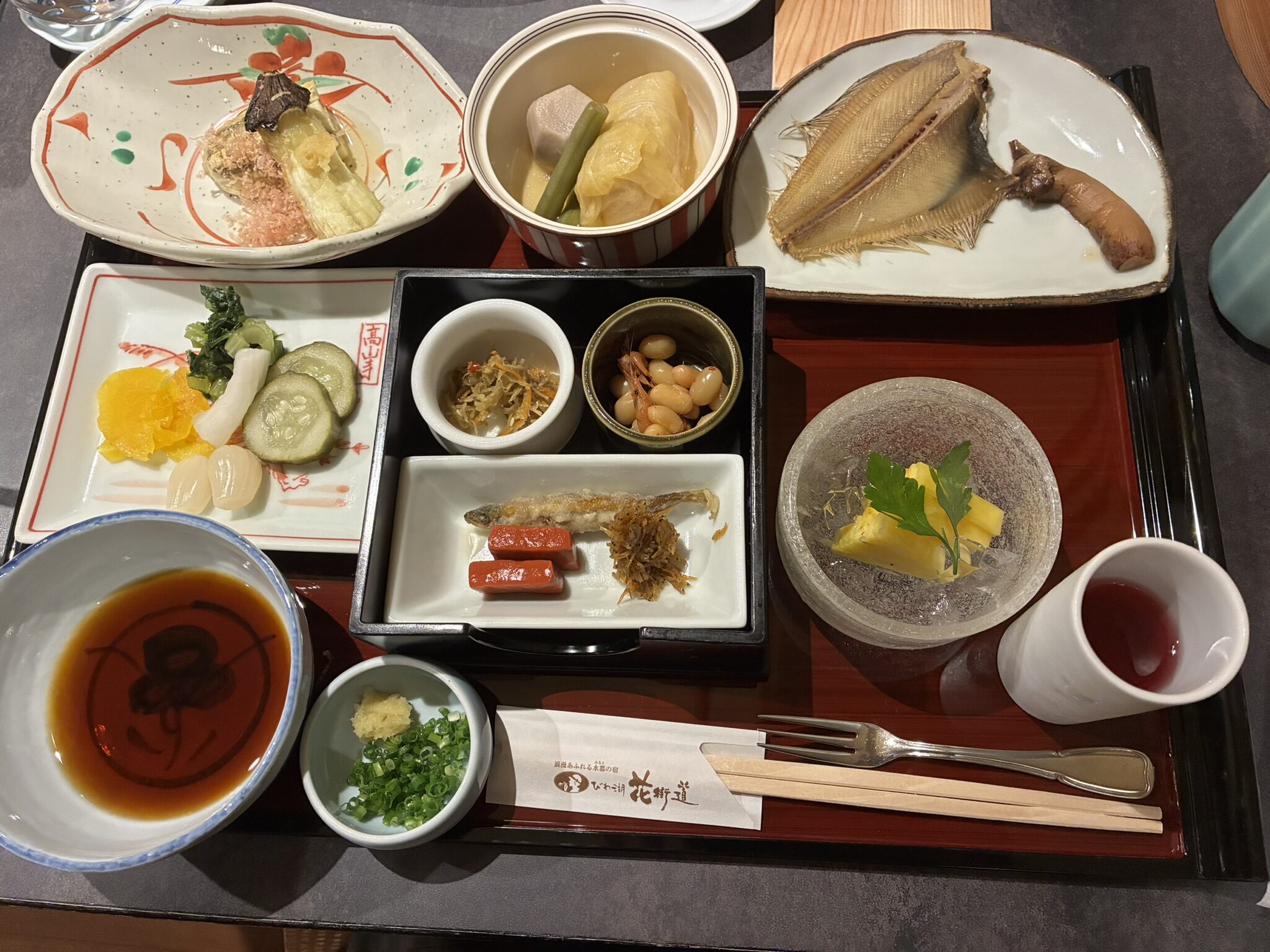 びわ湖花街道の朝食に並んだ焼き魚や赤こんにゃくなどの料理