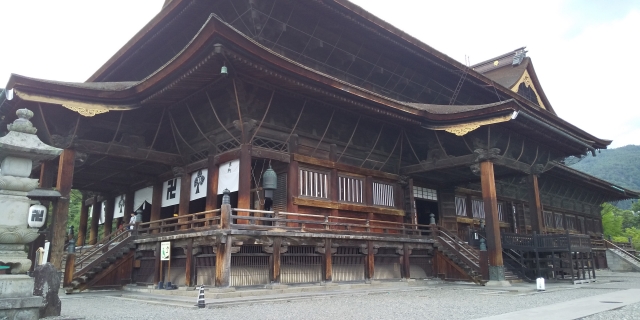 善光寺本堂を横から見た歴史ある木造建築