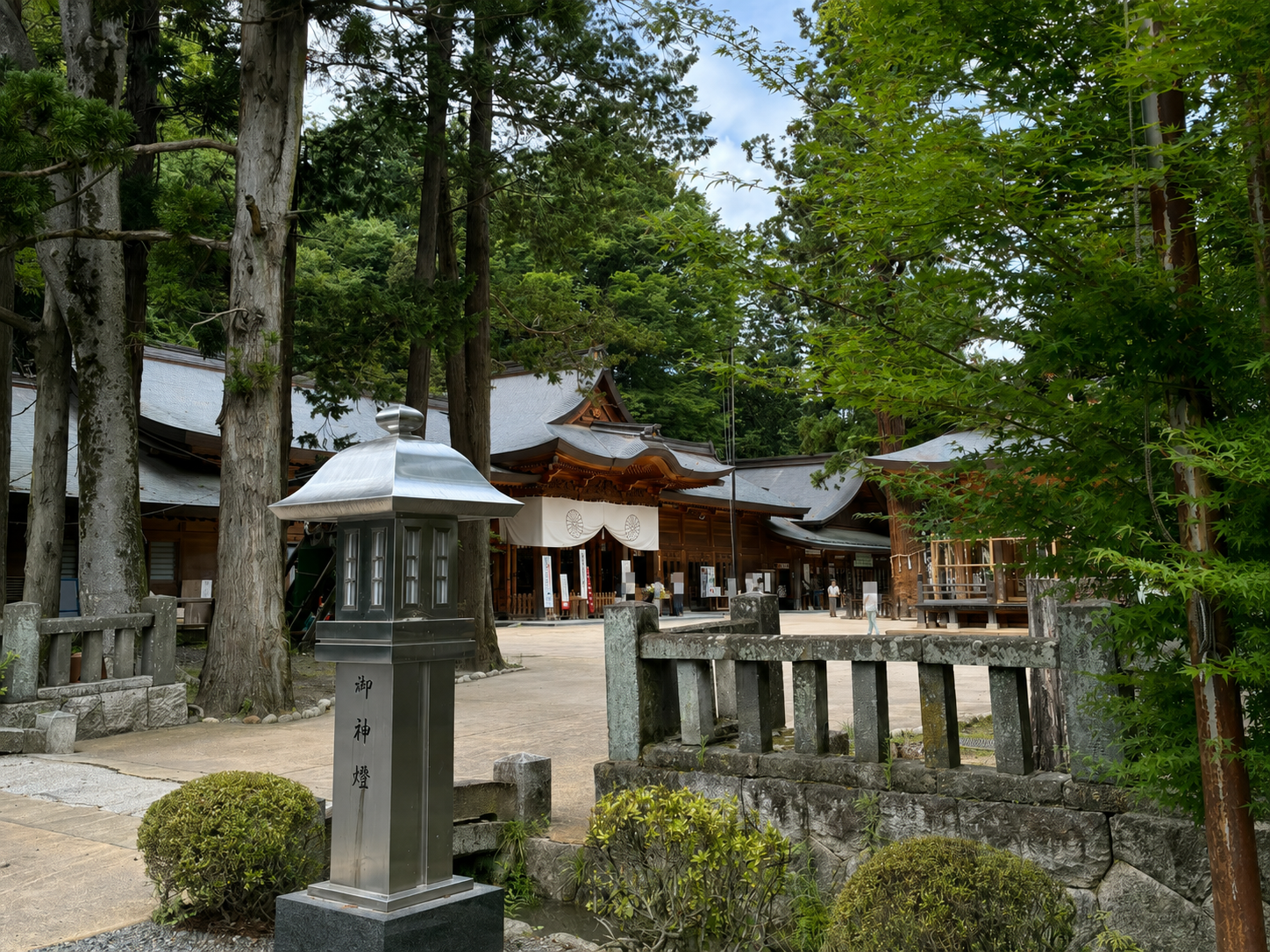 木々に囲まれた穂高神社の社殿