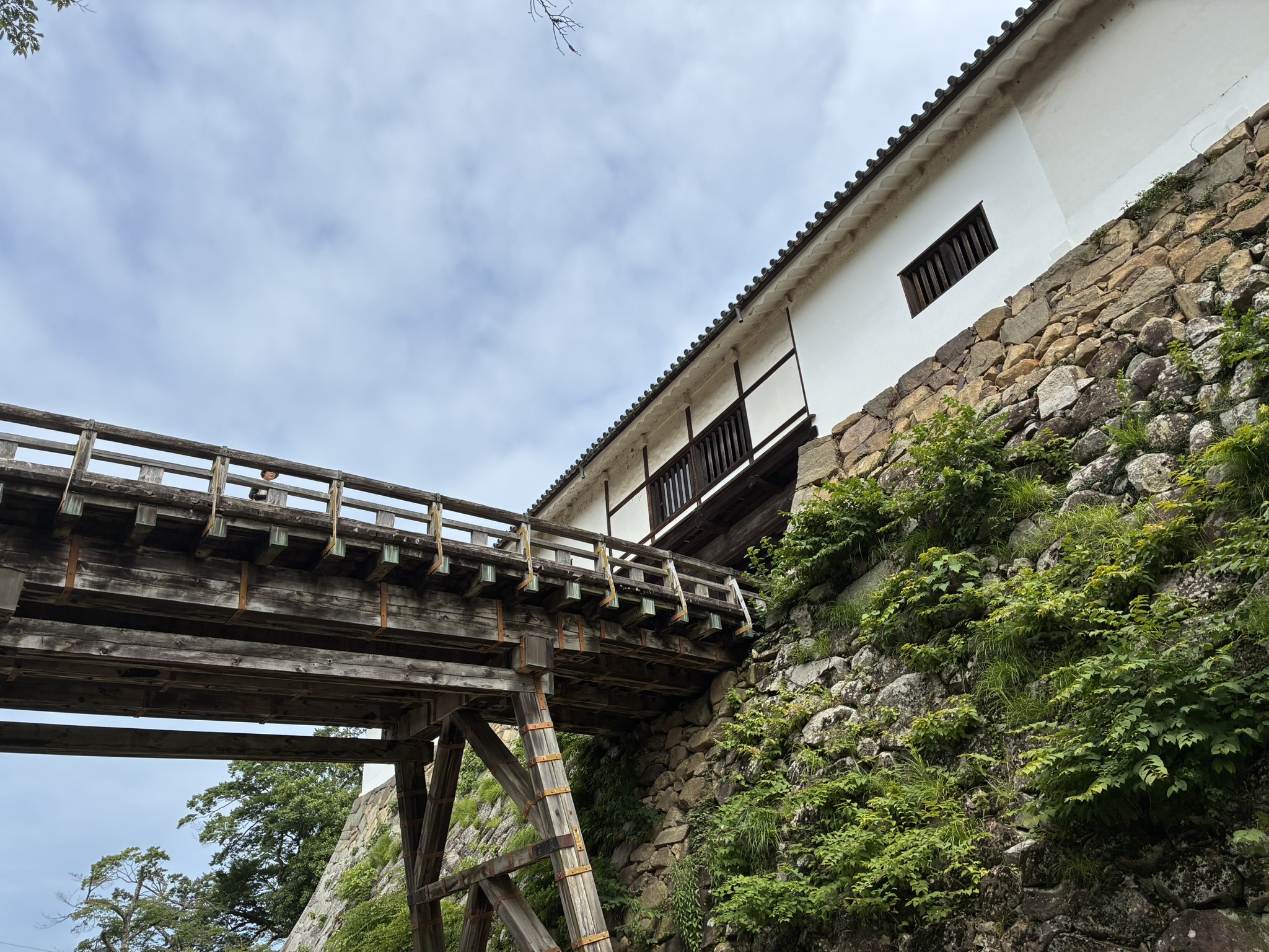 彦根城の石垣と天守へ続く木造の橋