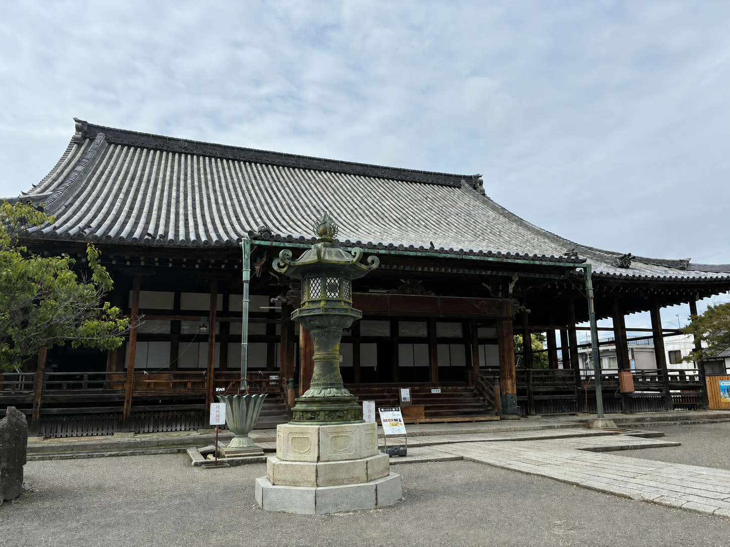 長浜別院大通寺の本堂正面と境内の灯籠
