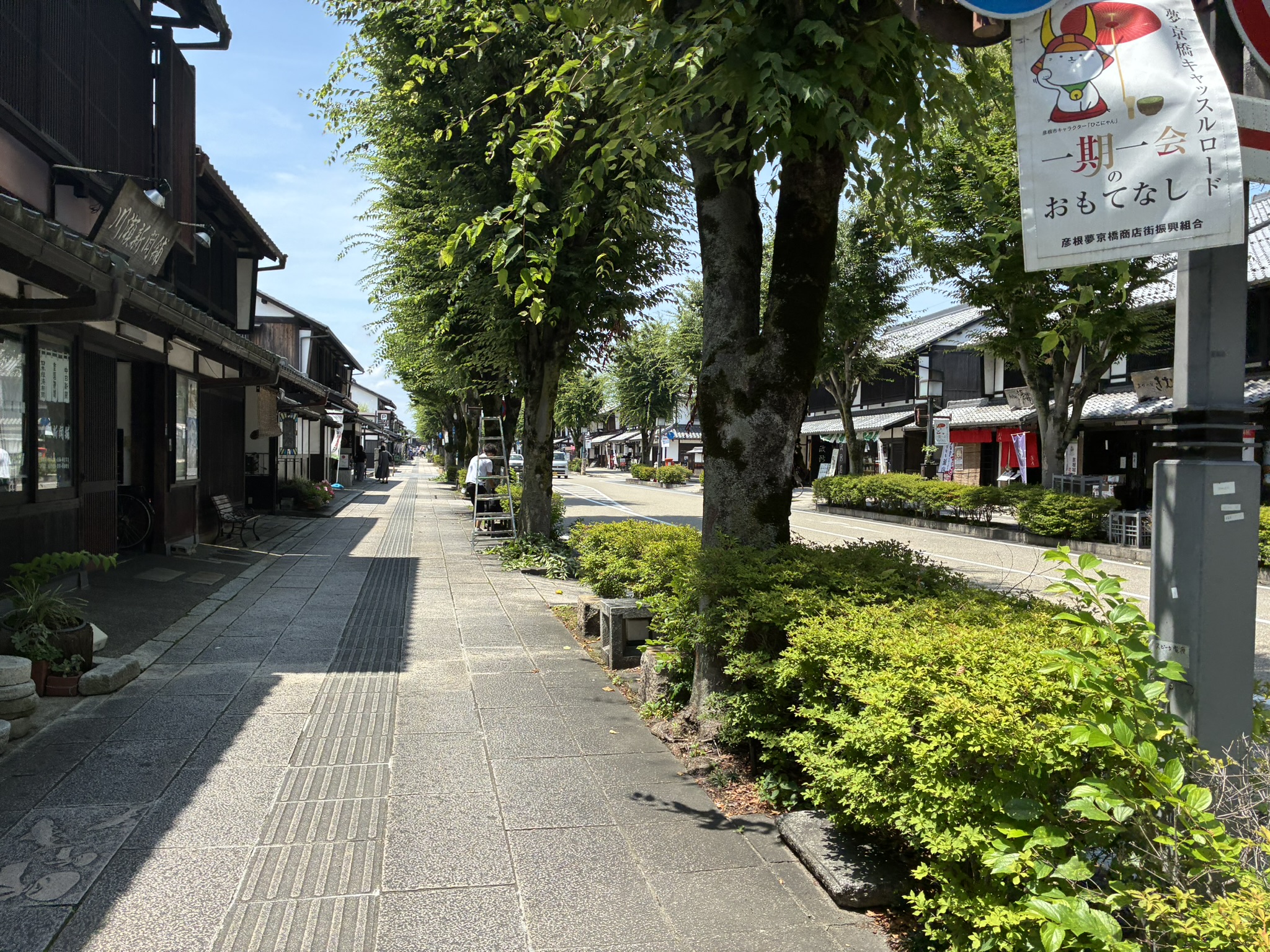 夢京橋キャッスルロードの整備された歩道と城下町風の街並み