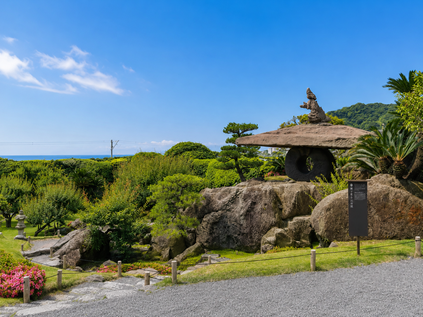 仙巌園の庭園にある灯篭と海を望む景色