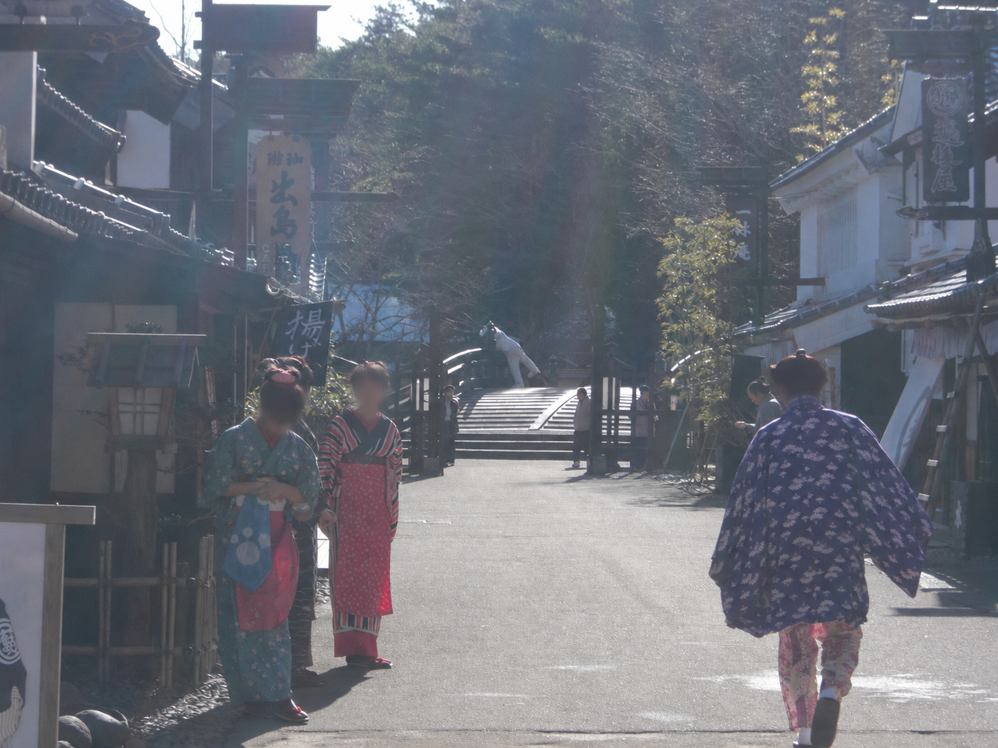 江戸の衣装を着た町人がいる日光江戸村の町並み
