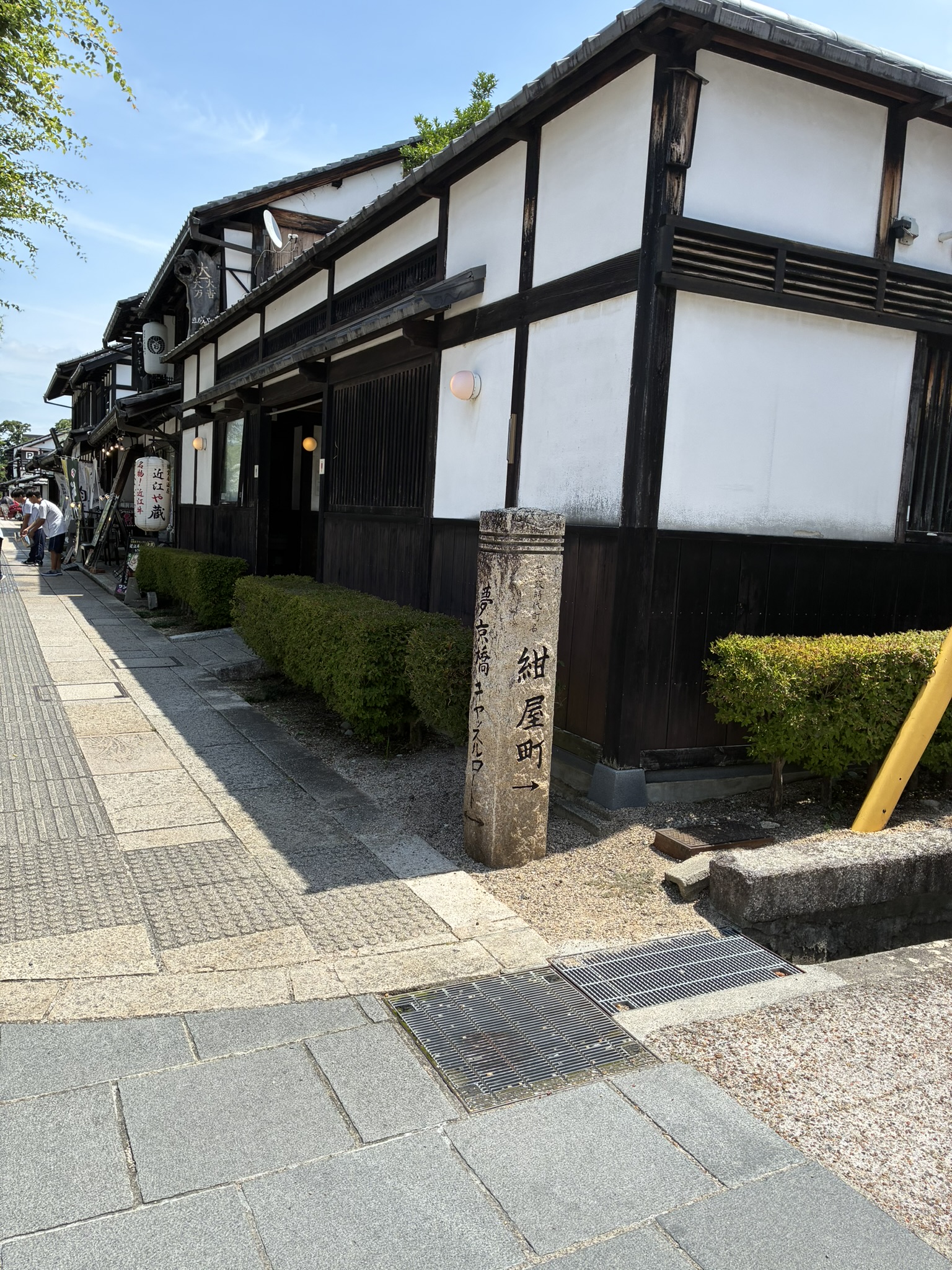 夢京橋キャッスルロードから紺屋町方面へ続く町家風の街並み