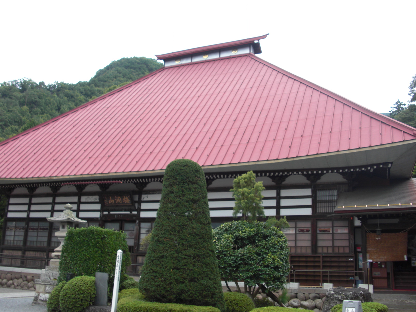 小布施の岩松院にある赤い屋根の本堂