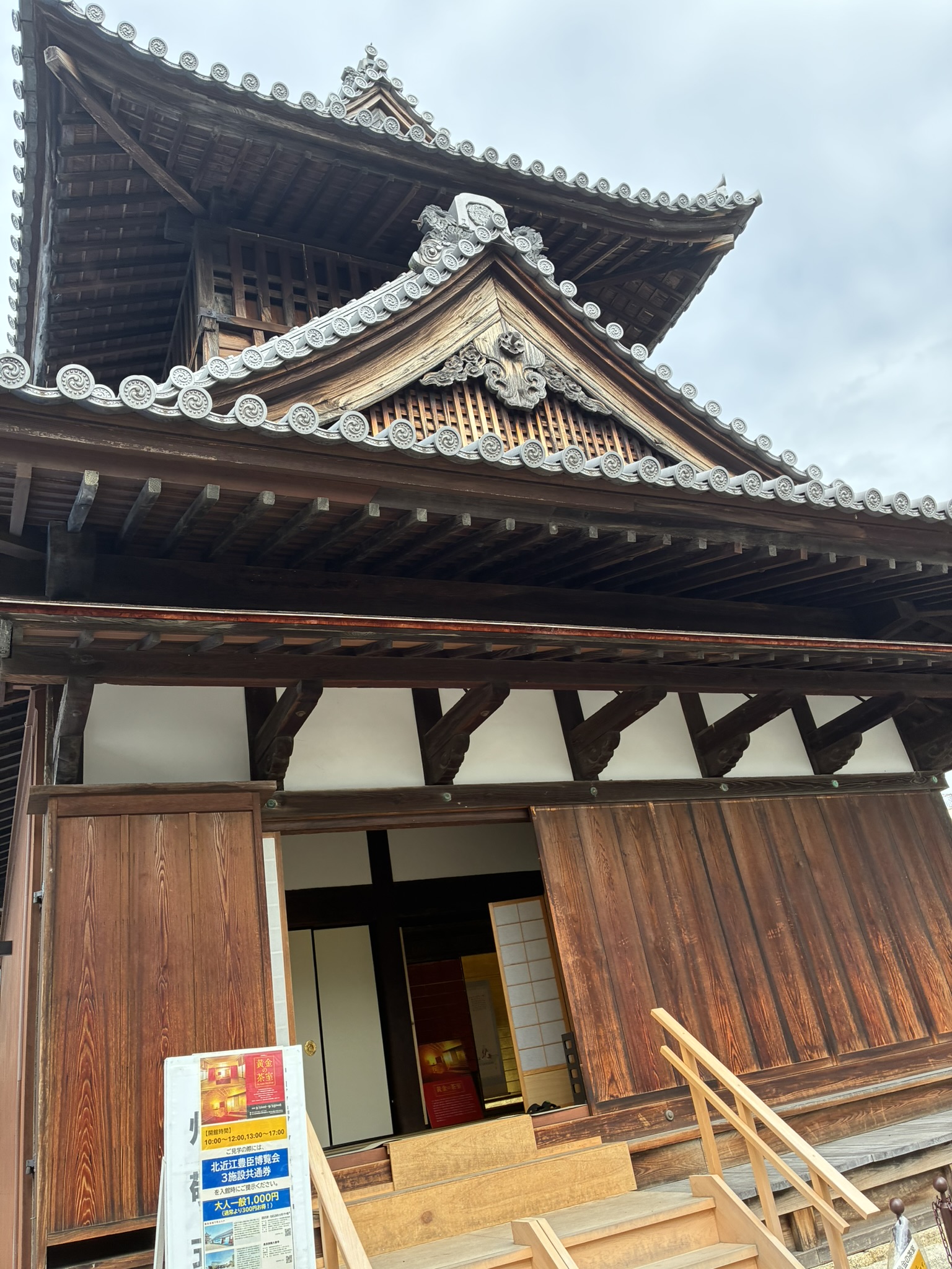 黄金の茶室が展示される長浜別院大通寺太鼓楼の入口