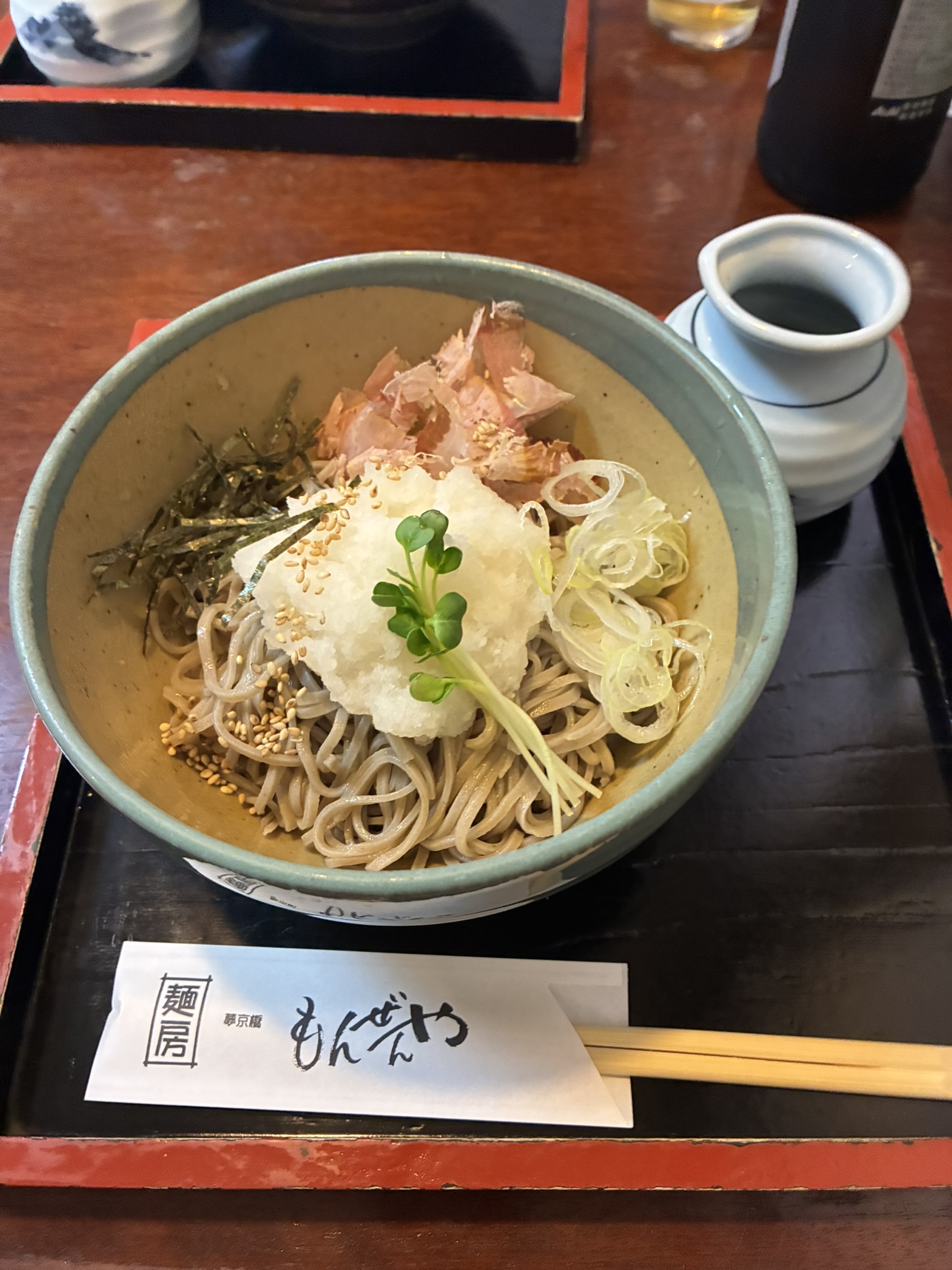 もんぜんやで注文した大根おろしと薬味が添えられた冷たいおろしそば