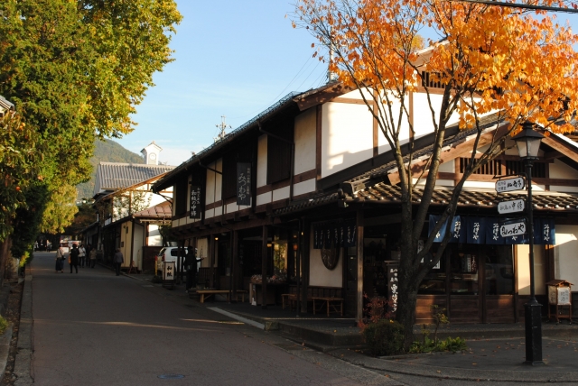 小布施の落ち着いた街並みと栗菓子店が並ぶ通り