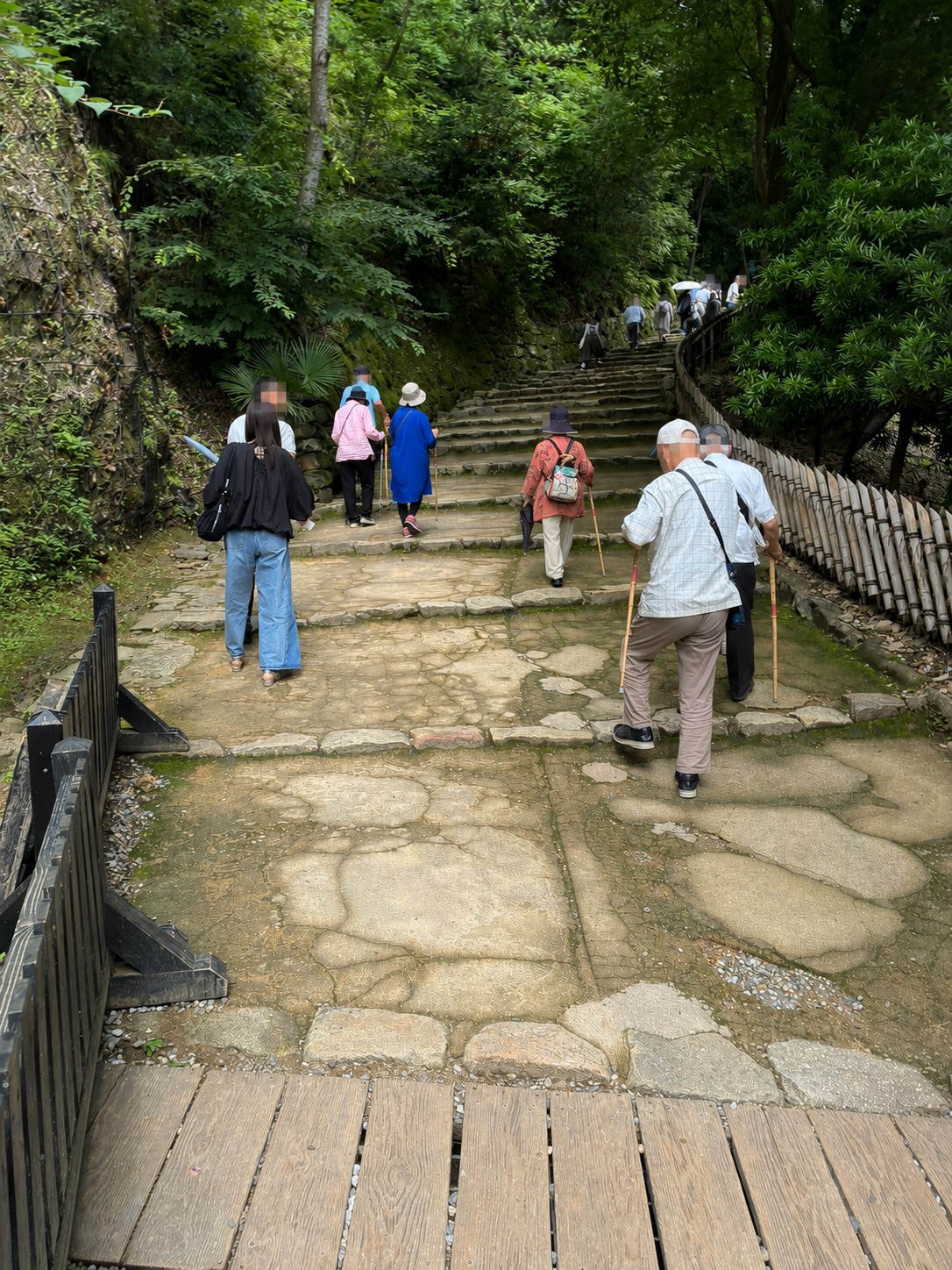 彦根城天守へ向かって続く坂道と石段