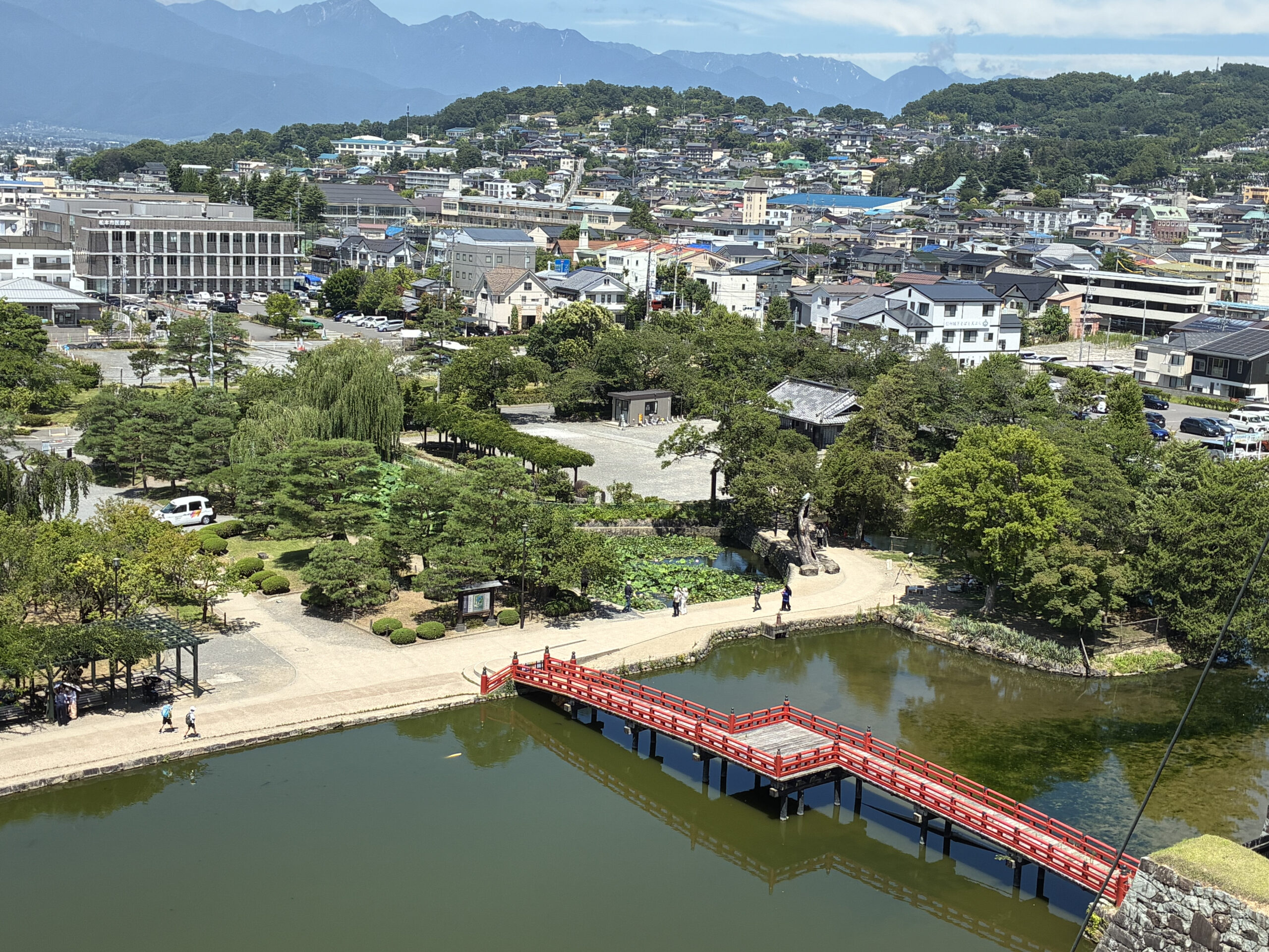 松本城天守の最上階から見下ろした本丸庭園と赤い橋