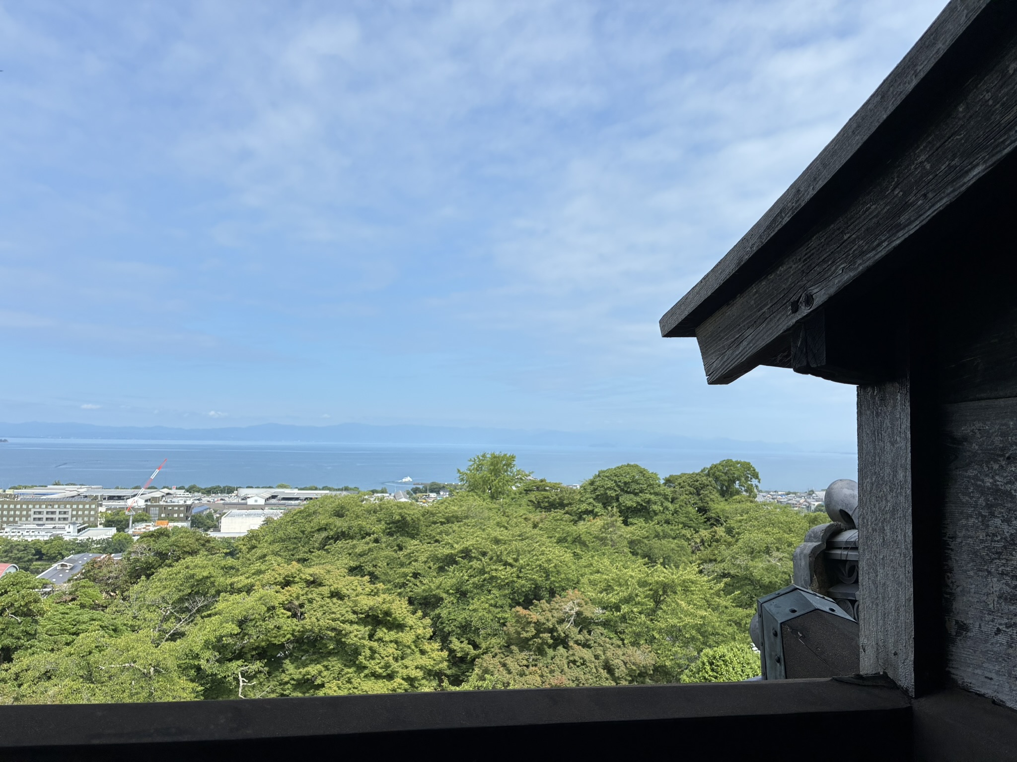 彦根城天守の最上階から見渡す琵琶湖と彦根の街並み