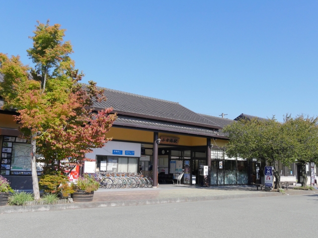長野電鉄小布施駅の外観と駅前の様子