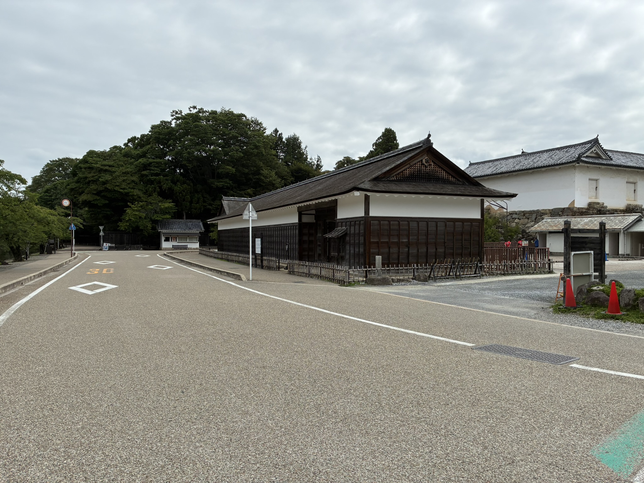 彦根城二の丸駐車場付近の歴史的な建物と道路