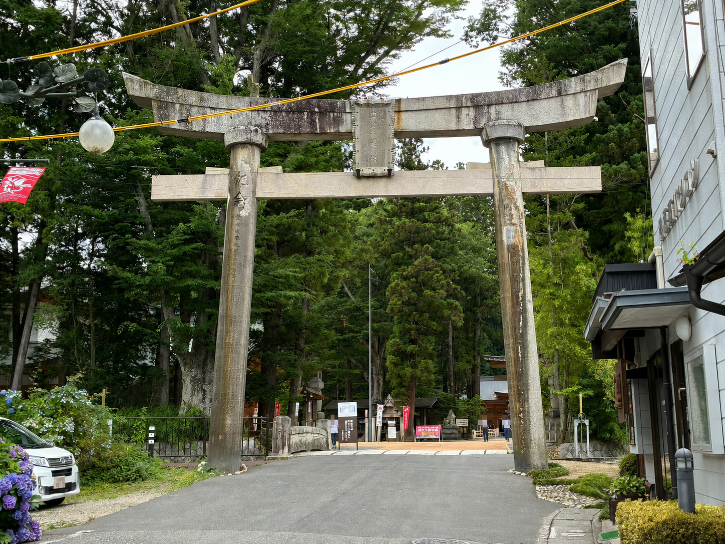 穂高神社の正面鳥居と境内へ続く参道